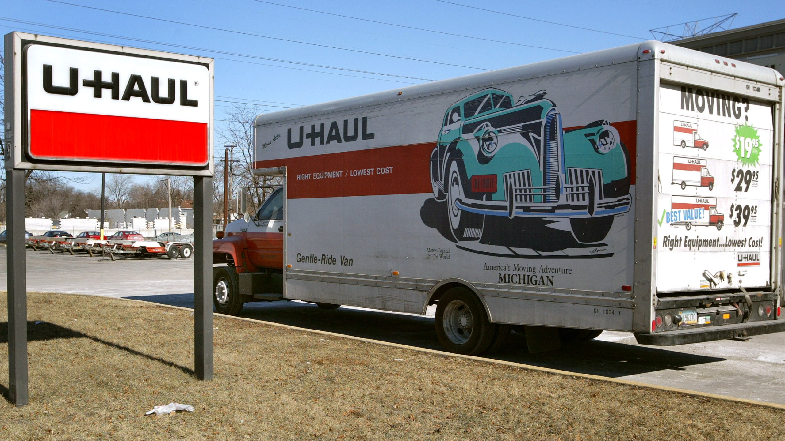 A U-Haul truck is seen on Jan. 23, 2003, in Morton Grove, Illinois. (Credit: Tim Boyle/Getty Images)