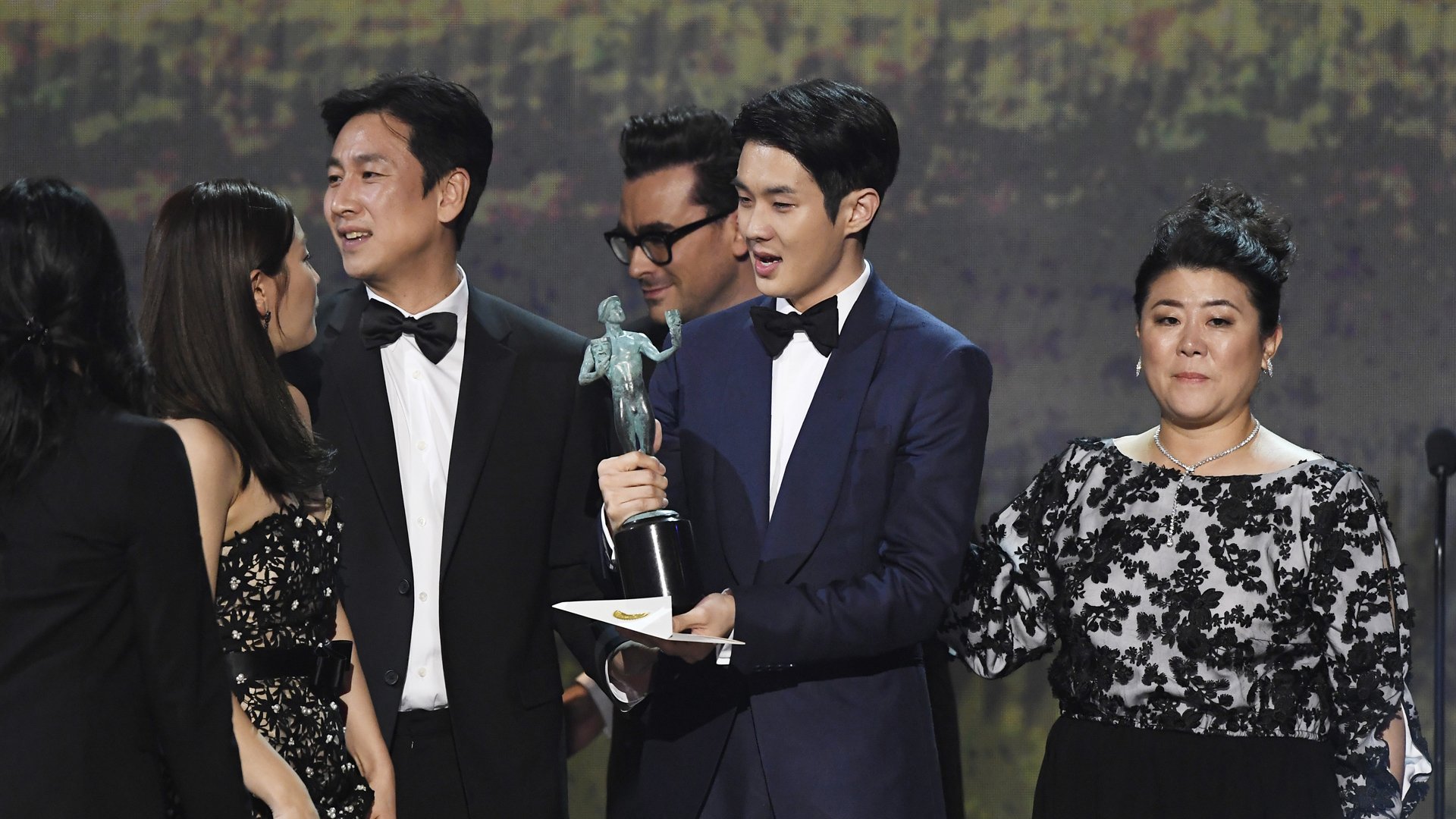 (L-R) Cho Yeo-jeong, Choi Woo-shik, Lee Sun Gyun, and Chang Hyae-jin accept Outstanding Performance by a Cast in a Motion Picture for 'Parasite' onstage during the 26th Annual Screen Actors Guild Awards at The Shrine Auditorium on January 19, 2020 in Los Angeles, California. 721359 (Credit: Kevork Djansezian/Getty Images for Turner)