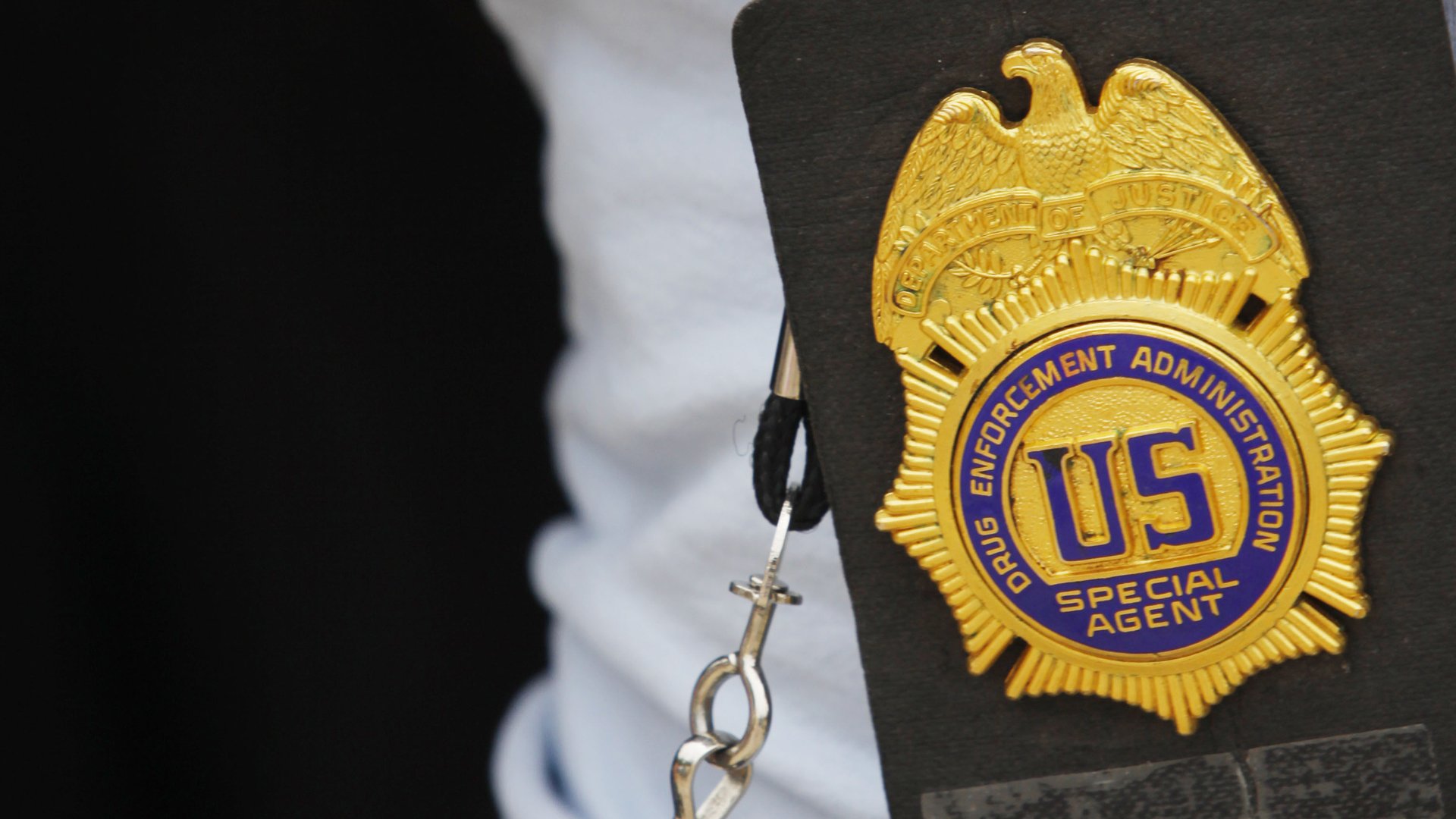 A U.S. Drug Enforcement Administration (DEA) agent arrives at Armstrong Medical Clinic on July 22, 2009, in Houston, Texas. (Credit: Eric Kayne/Getty Images)