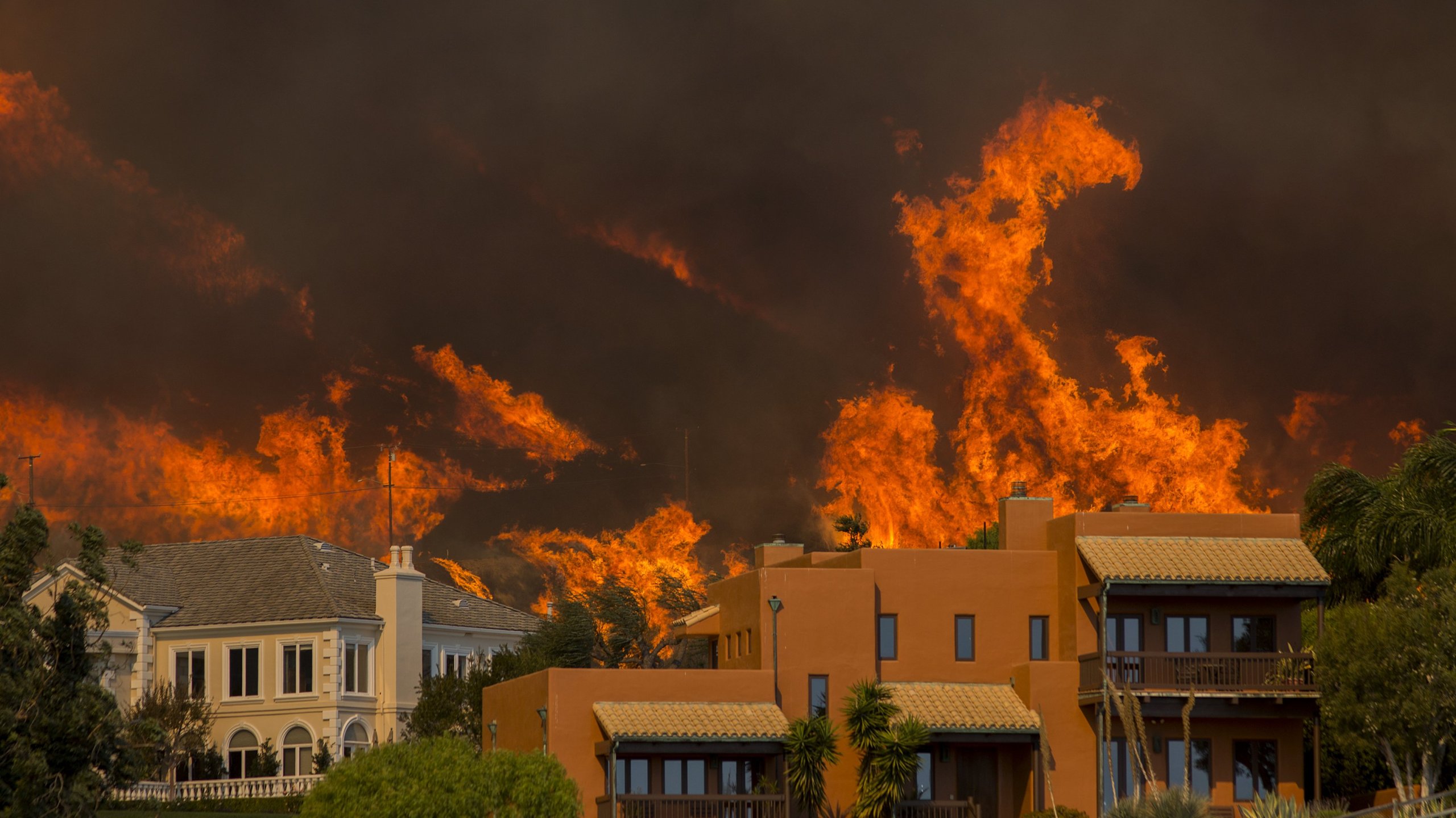 The Woolsey Fire approaches homes in Malibu on Nov. 9, 2018. (David McNew / Getty Images)