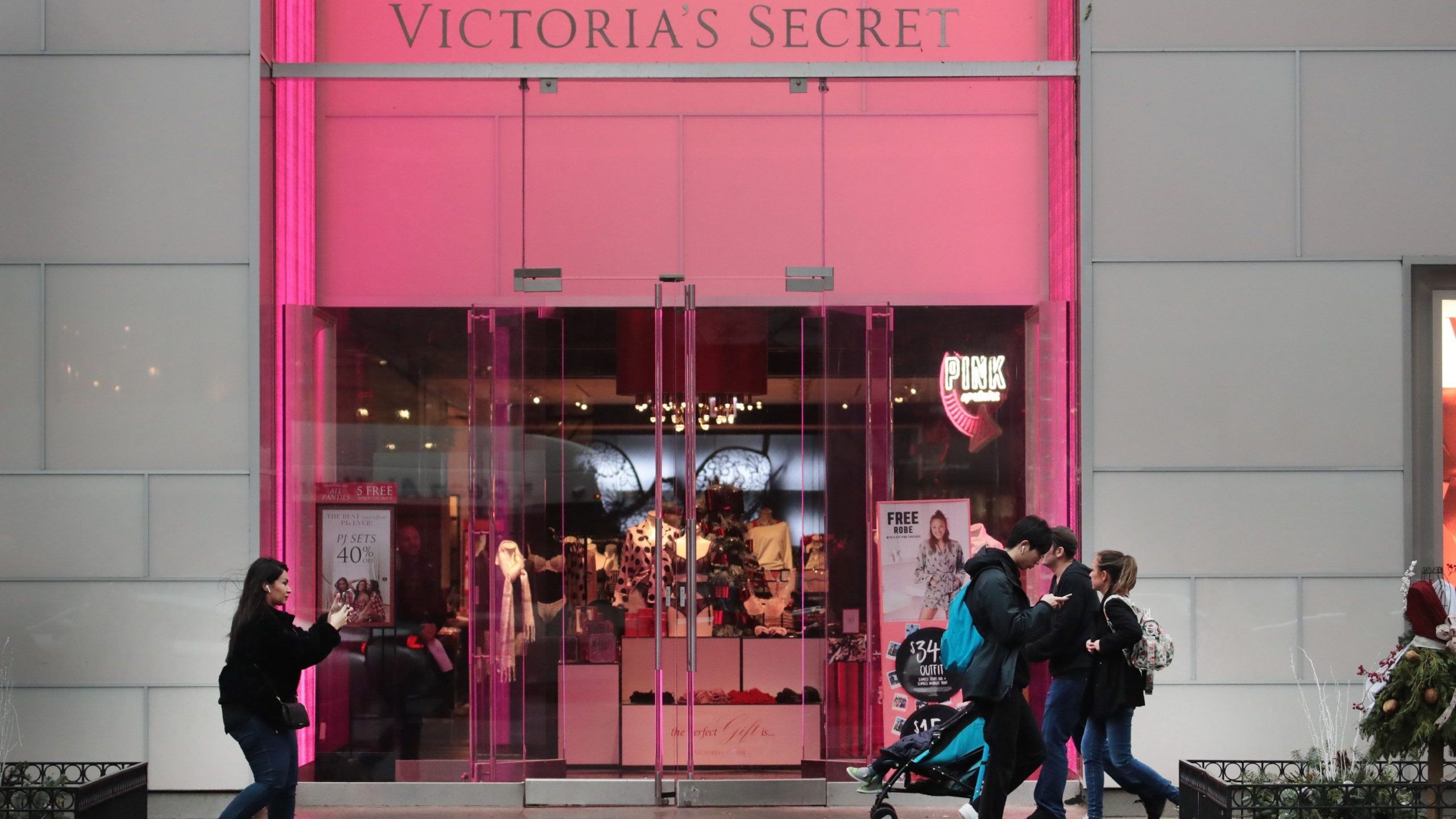 Shoppers walk past a Victoria's Secret store along the Magnificent Mile on Nov. 21, 2019, in Chicago, Illinois. (Credit: Scott Olson/Getty Images)