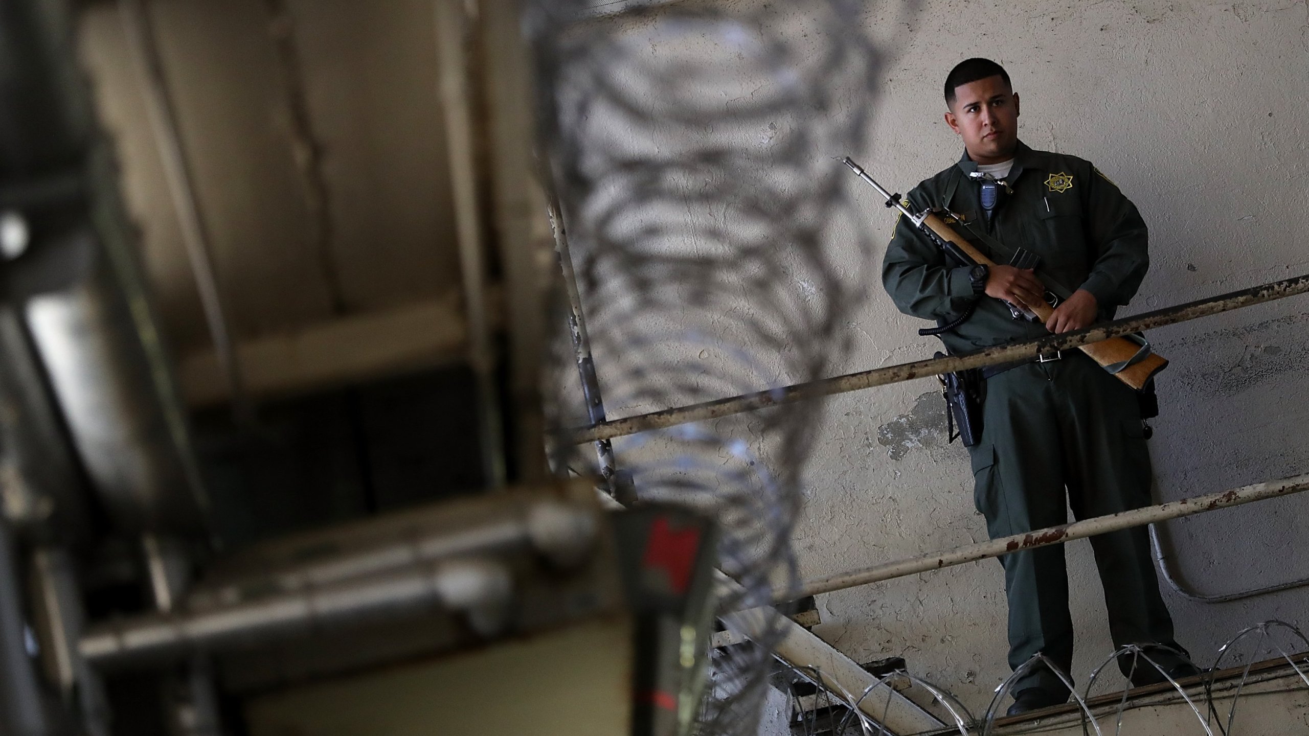 An armed California corrections officer stands guard at San Quentin State Prison's death row on Aug. 15, 2016. (Credit: Justin Sullivan / Getty Images)