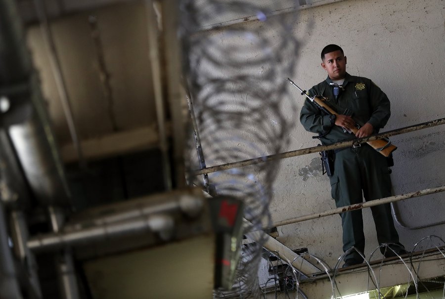 An armed California corrections officer stands guard at San Quentin State Prison's death row on Aug. 15, 2016. (Credit: Justin Sullivan / Getty Images)