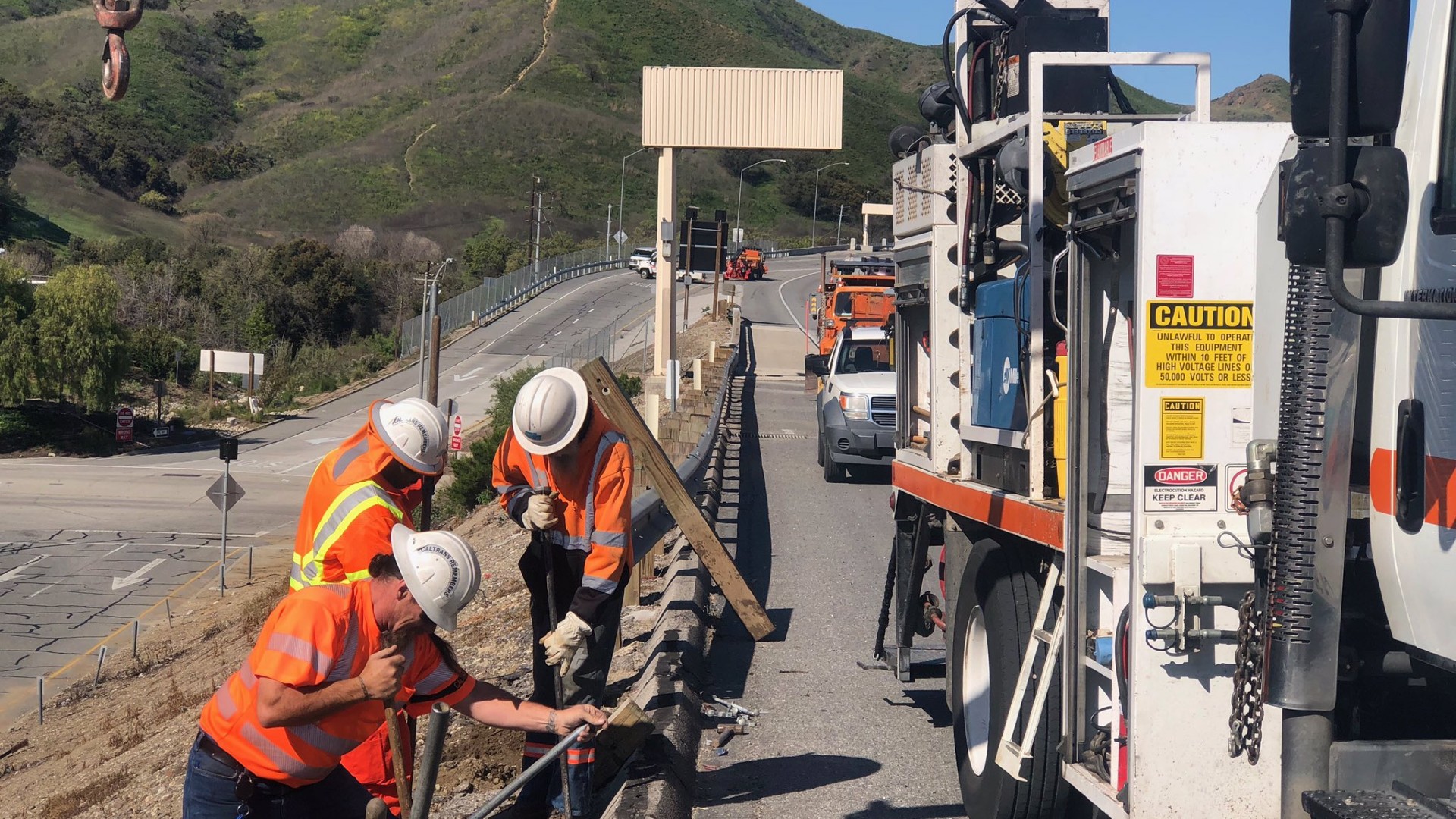 A Caltrans maintenance crew works along the 101 Freeway in Agoura Hills on March 27, 2020. (Caltrans)