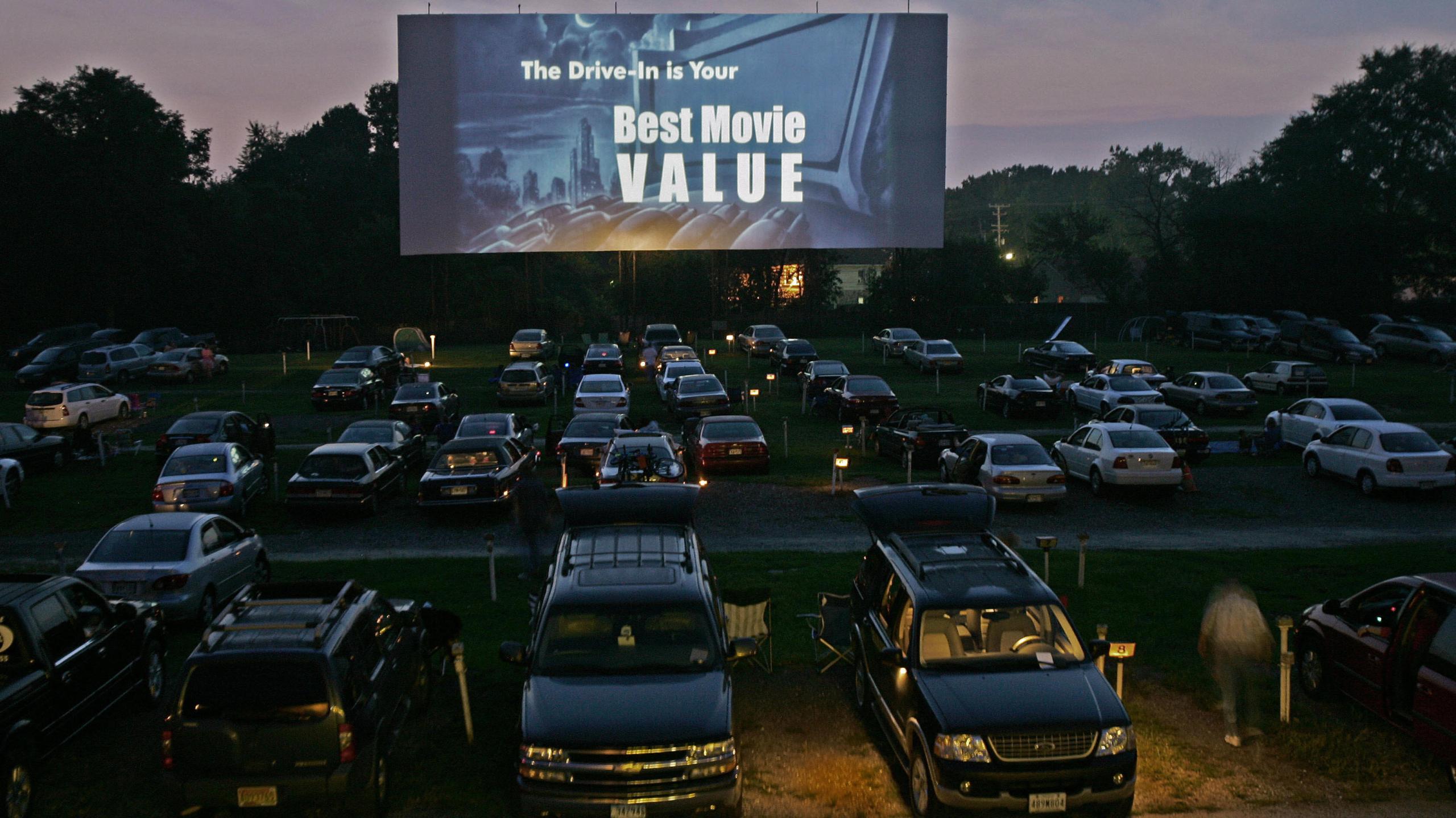 Cars full of movie goers are lined up and waiting for the main attraction to start at Bengies Drive-In Theatre 20 August 2005 in Baltimore, Maryland. (PAUL J.RICHARDS/AFP via Getty Images)