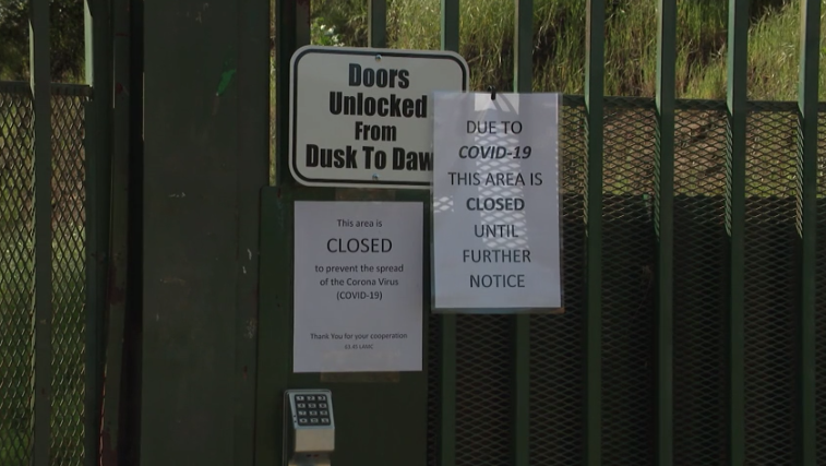 A sign announces the closure of Runyon Canyon Park on March 25, 2020. (KTLA)