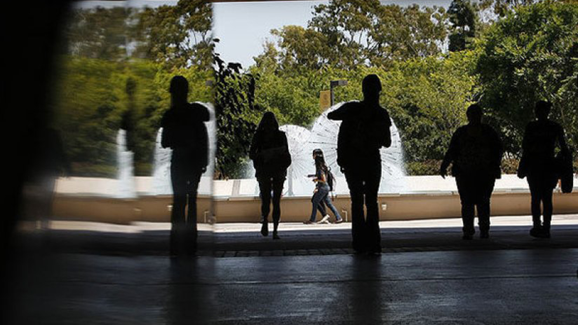 Students walk between Lough Memorial Fountain and Brotman Hall at Cal State Long Beach in this file photo. (Allen J. Schaben / Los Angeles Times)