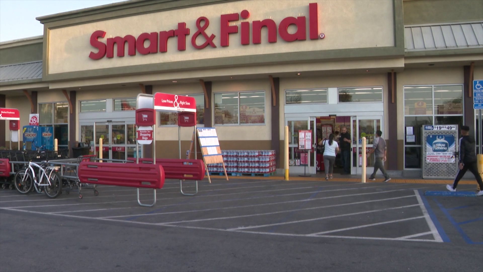 A Smart and Final in Costa Mesa is seen on April 3, 2020. (KTLA)