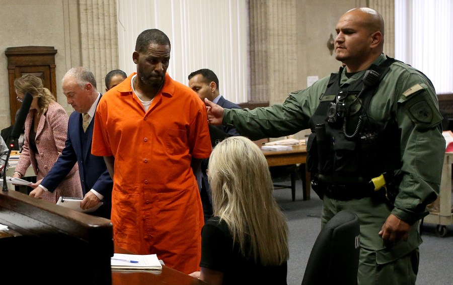 Singer R. Kelly turns to leave after appearing at a hearing at the Leighton Criminal Courthouse on Sept. 17, 2019, in Chicago, Ill. (Antonio Perez - Pool via Getty Images)