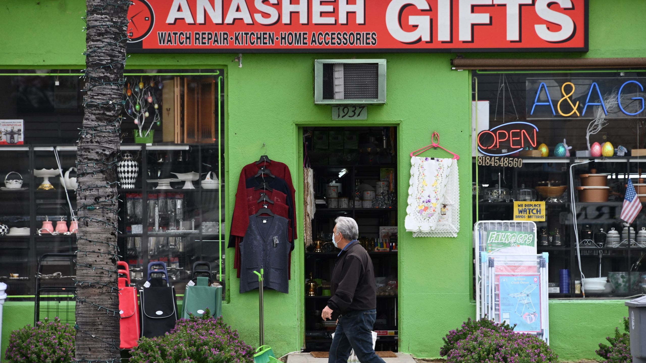 A man wearing a mask walks past a gift shop in Glendale on March 24, 2020. (Robyn Beck AFP via Getty Images)