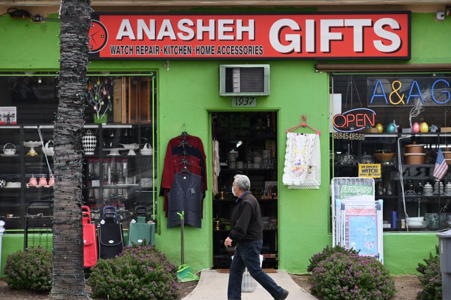 A man wearing a mask walks past a gift shop in Glendale on March 24, 2020. (Robyn Beck AFP via Getty Images)