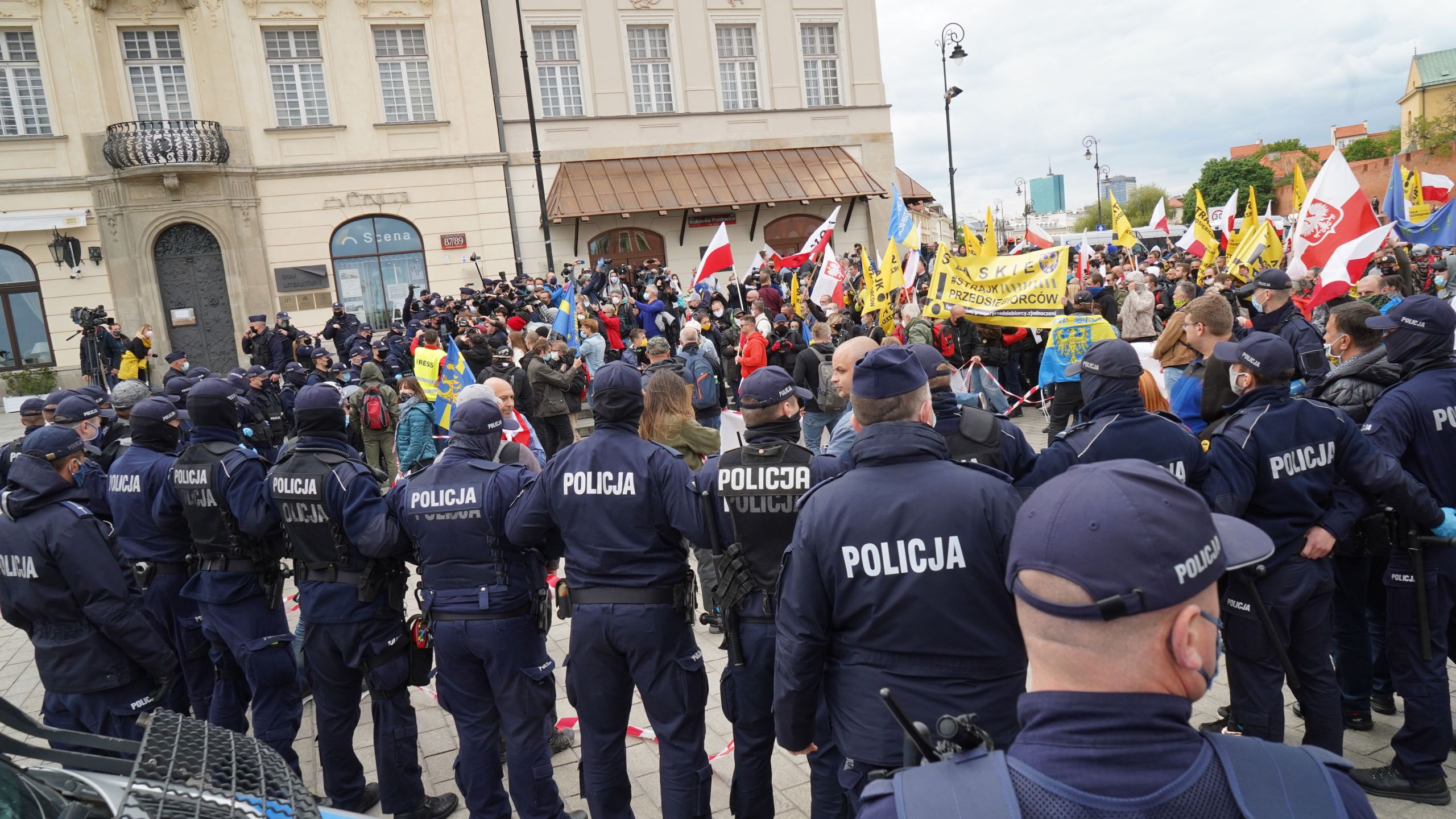 Police surround demonstrators during a protest by Polish entrepreneurs demonstrating in central Warsaw on May 16, 2020, to press for more government aid to help there businesses survive during the novel coronavirus COVID-19 pandemic. (JANEK SKARZYNSKI / AFP via Getty Images)