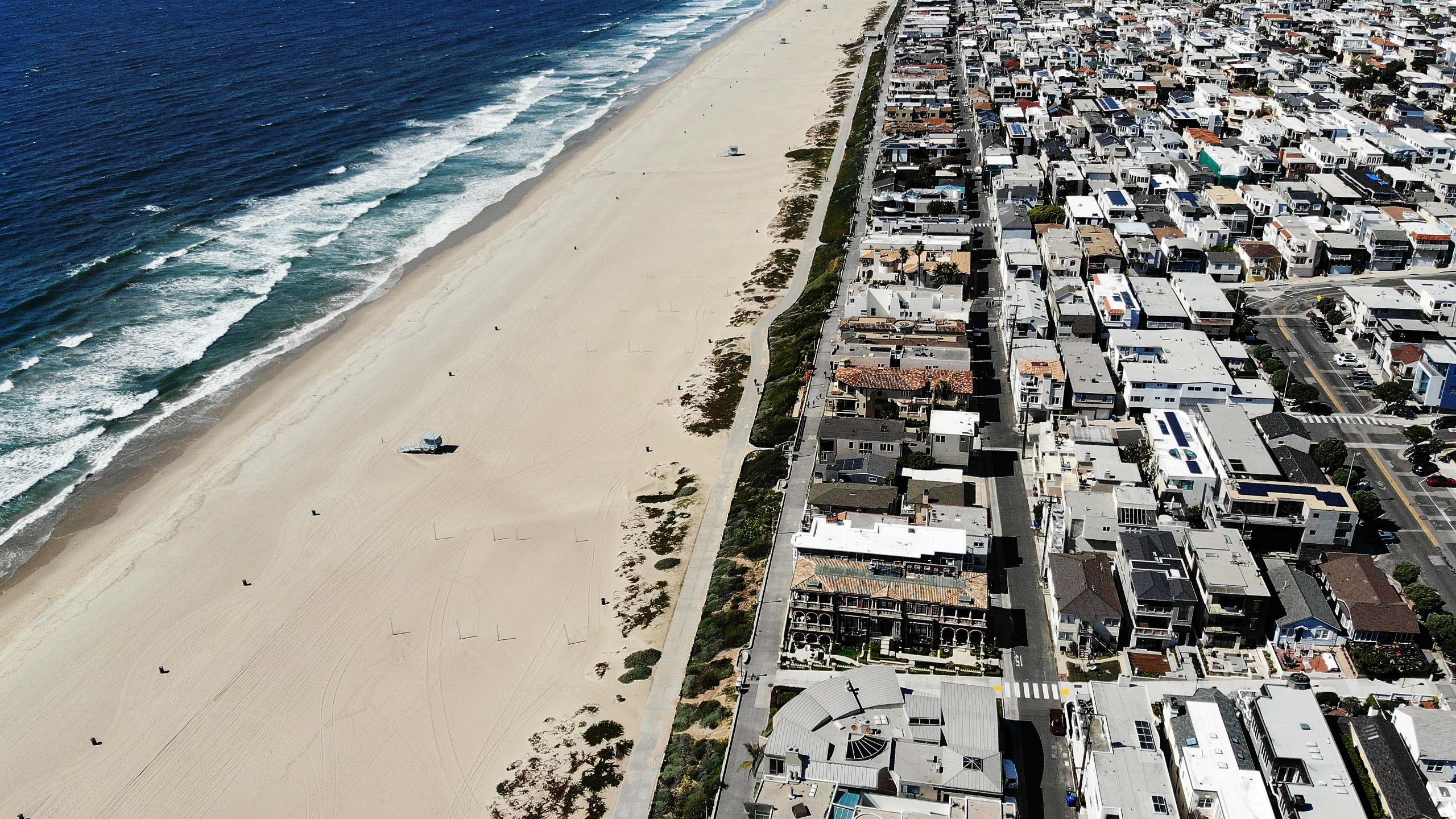 An aerial view of Manhattan Beach following L.A. beach closures amid the coronavirus pandemic on March 27, 2020 in Manhattan Beach. (Mario Tama/Getty Images)