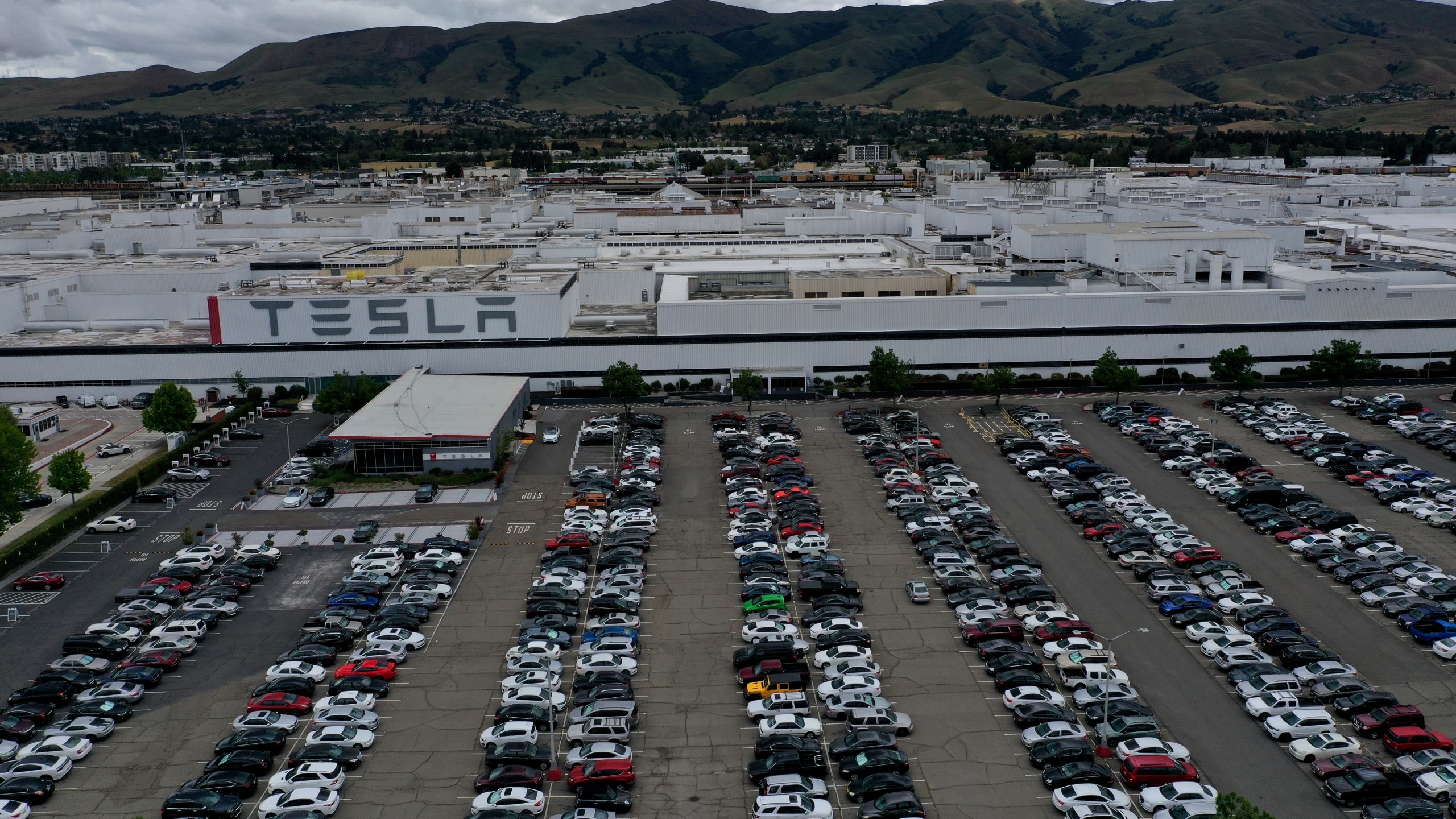 The parking lot is full outside the Tesla factory in Fremont on May 12, 2020, despite a county stay-home order. (Justin Sullivan / Getty Images)