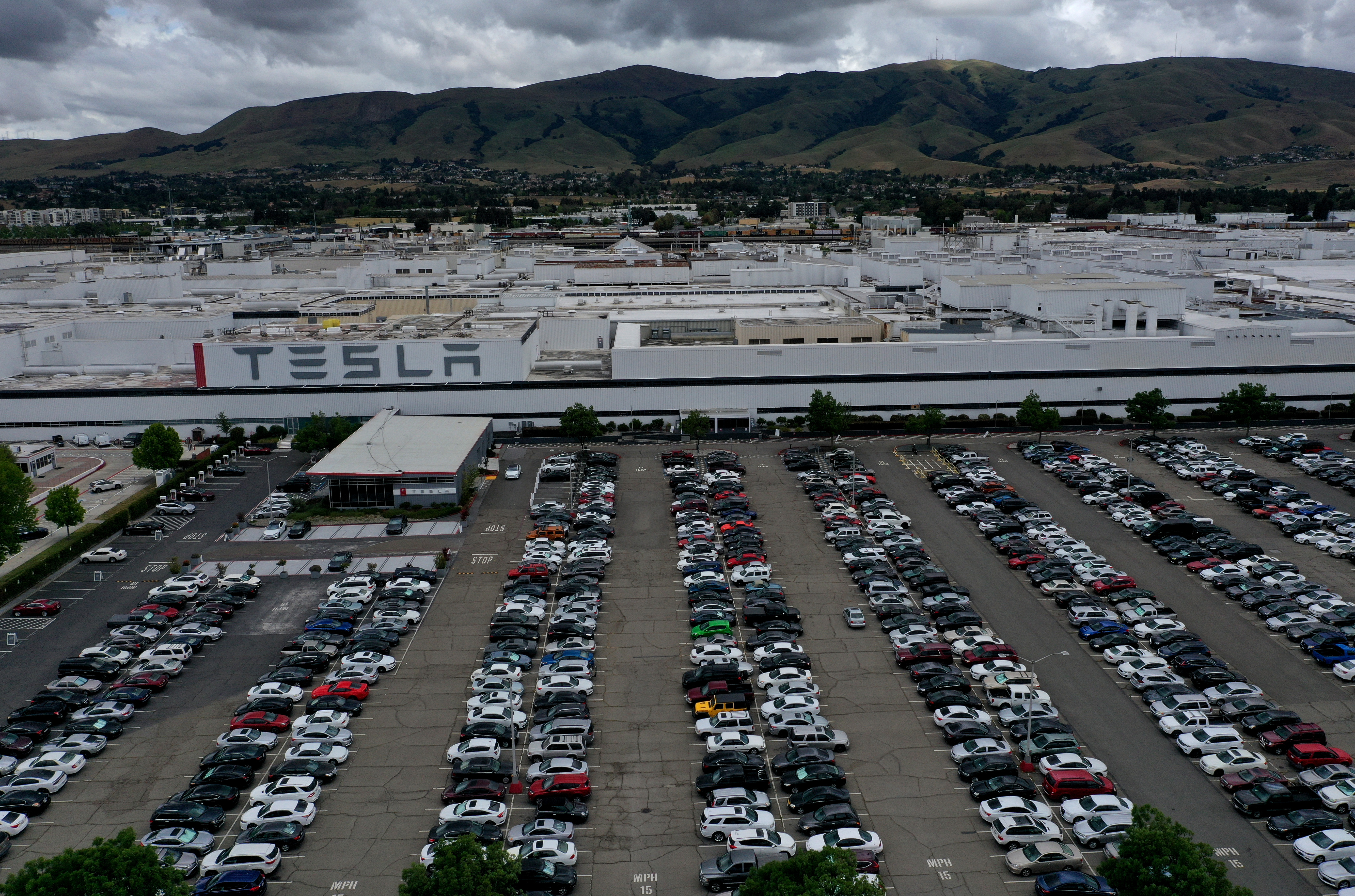 The parking lot is full outside the Tesla factory in Fremont on May 12, 2020, despite a county stay-home order. (Justin Sullivan / Getty Images)