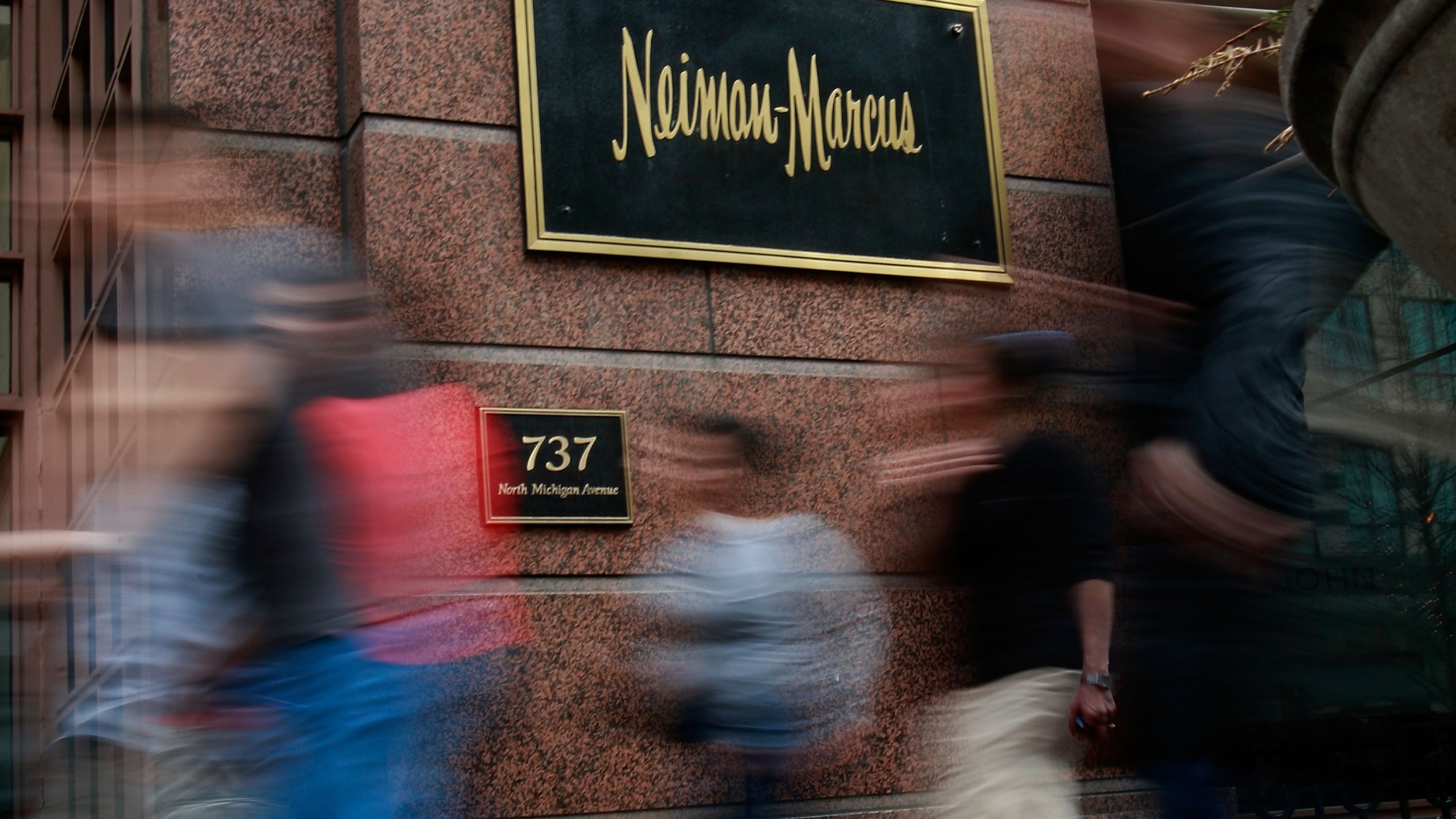 Pedestrians walk past a Neiman Marcus store on the Magnificent Mile March 5, 2009 in Chicago, Illinois. (Scott Olson/Getty Images)