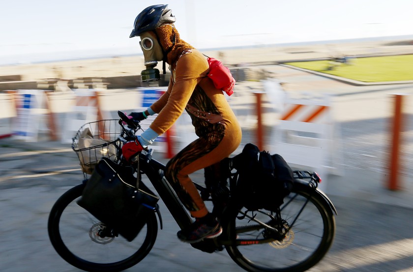 Daniel Rogerson wears a vintage military gas mask in Santa Monica.(Luis Sinco / Los Angeles Times)