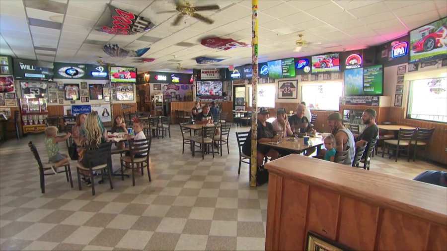 Patrons visit Cronies in Ventura County on May 21, 2020. (KTLA)