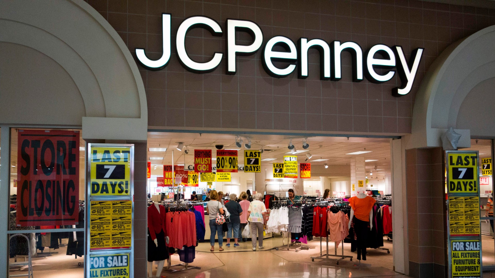 Shoppers view merchandise being sold at discount prices at the JCPenney at the Columbia Mall on July 24, 2017 in Bloomsburg, Pennsylvania. (DON EMMERT/AFP via Getty Images)