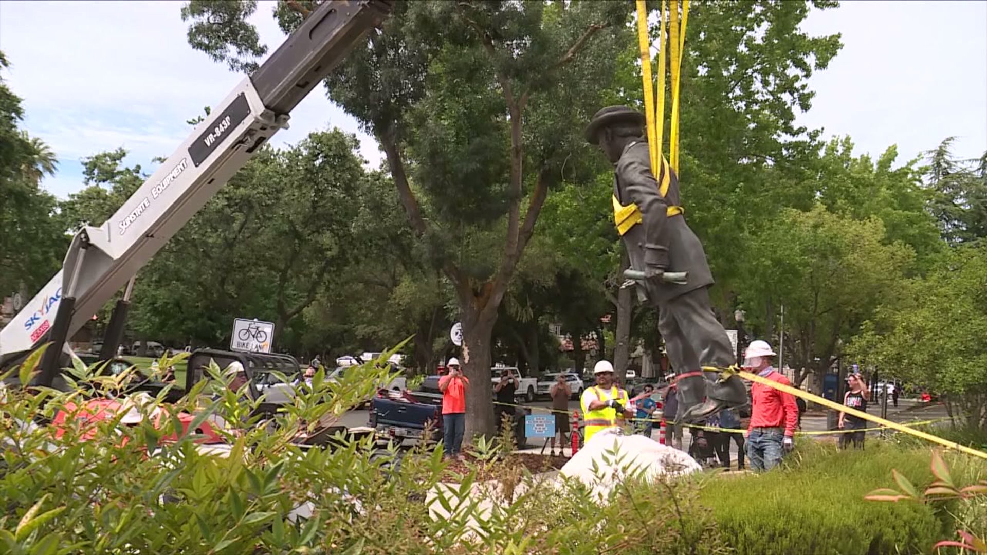 A work crew lifts the statue of John Sutter — a 19th century European colonizer of California who enslaved Native Americans — off its pedestal outside Sutter Medical Center in Sacramento on June 15, 2020. (KTXL)