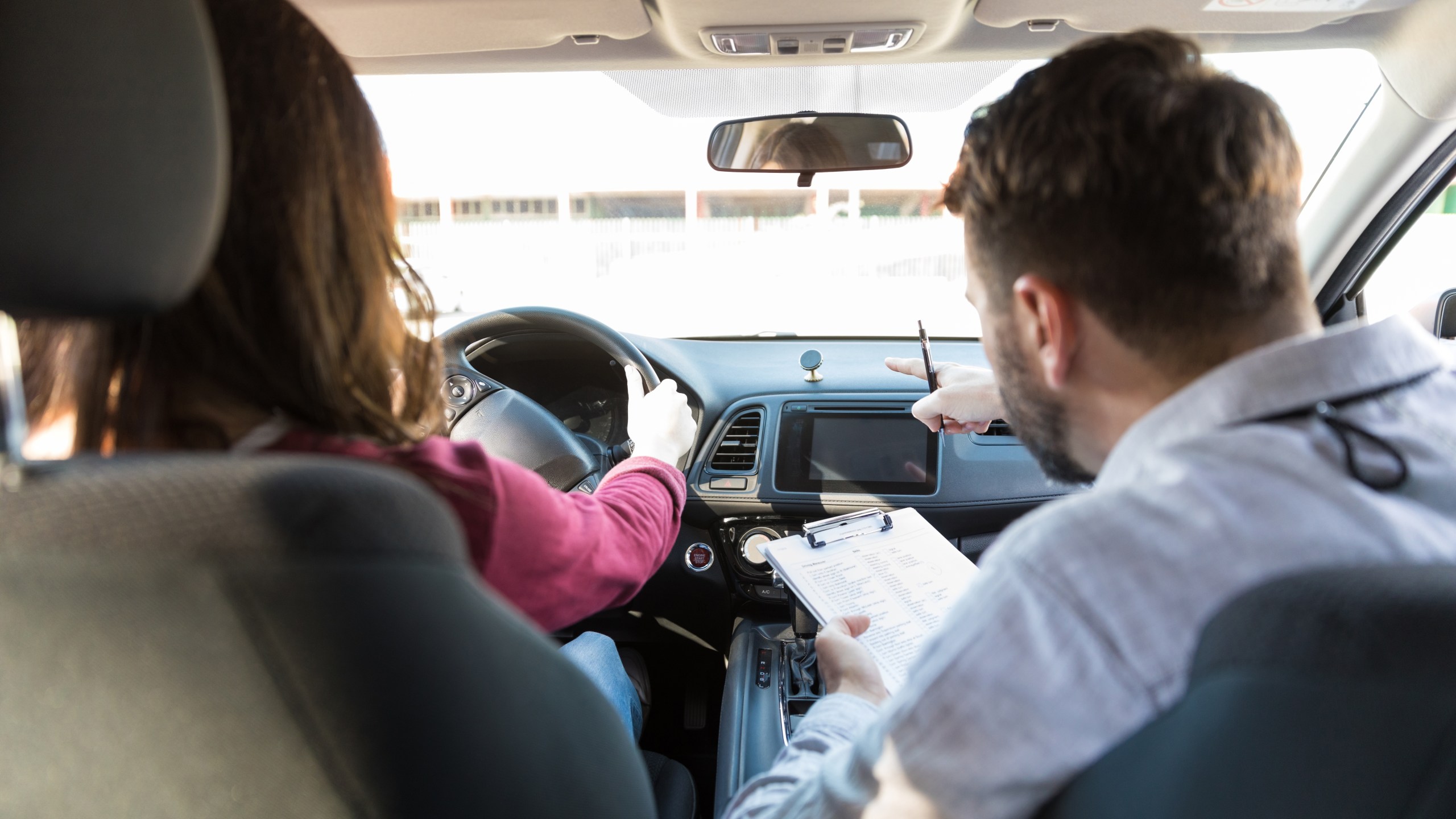 An examiner administers a behind-the-wheel driving test in this file photo. (Getty Images)