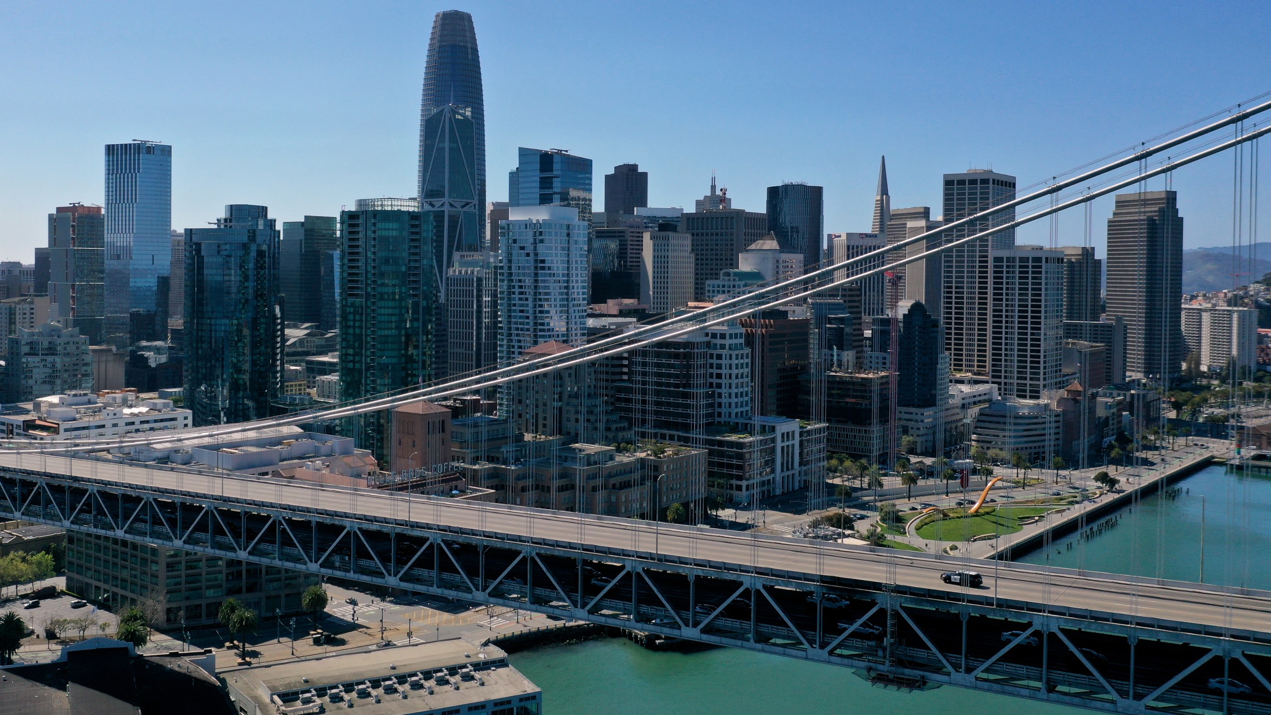 A California Highway Patrol car drives across the San Francisco – Oakland Bay Bridge on April 01, 2020.(Justin: Sullivan/Getty Images)