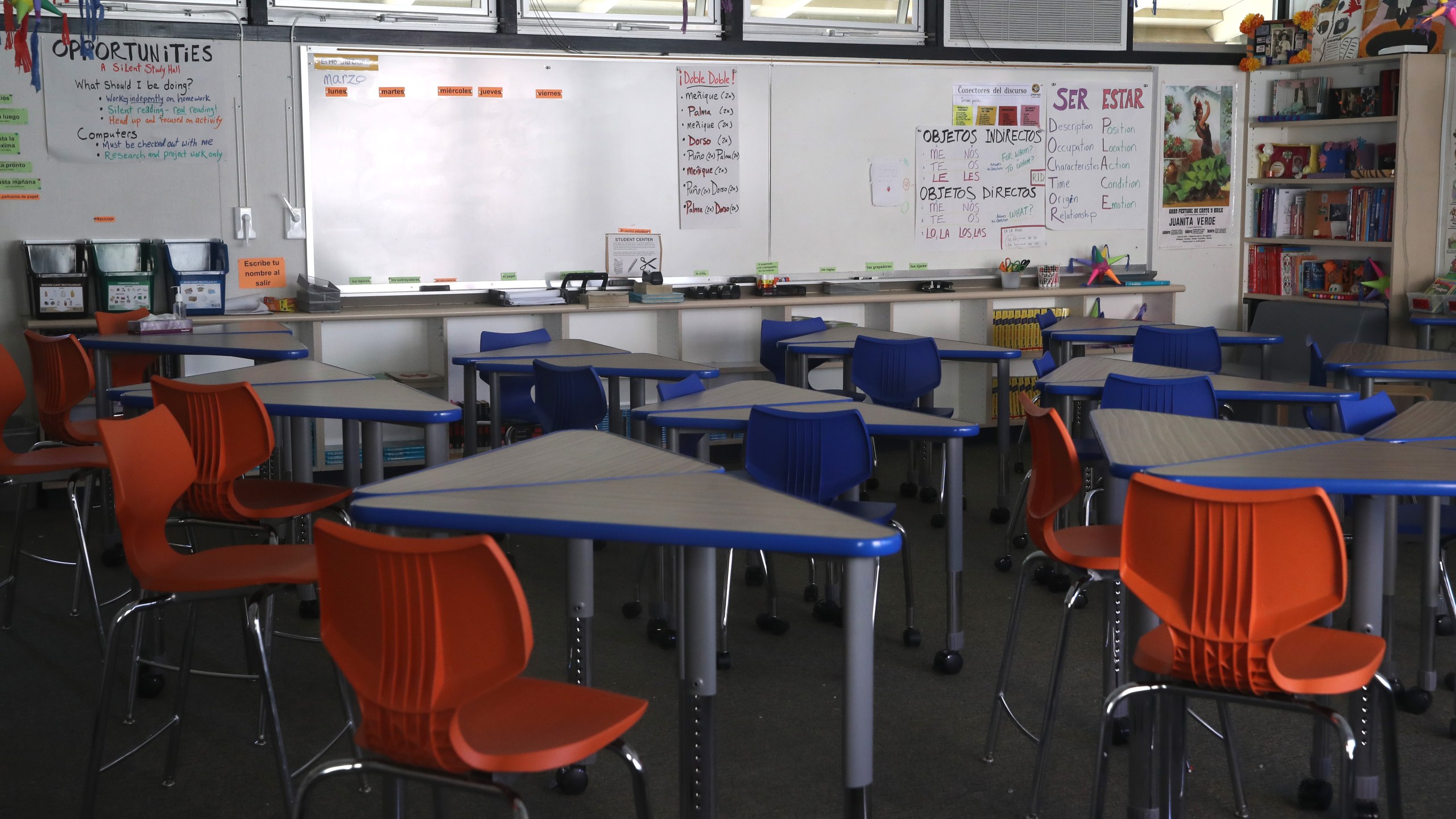 A classroom sits empty at Kent Middle School on April 1, 2020 in Kentfield, California. (Justin Sullivan/Getty Images)