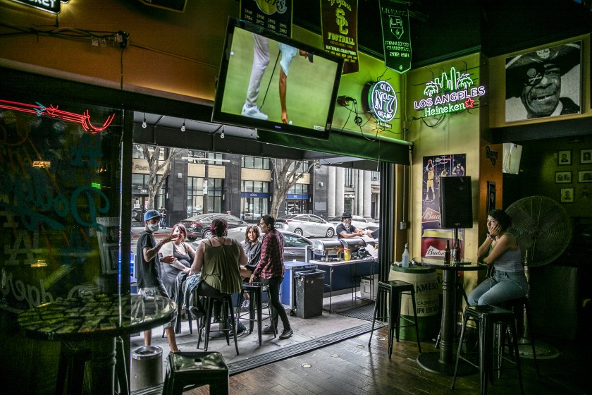 A bar in downtown Los Angeles.(Robert Gauthier / Los Angeles Times)