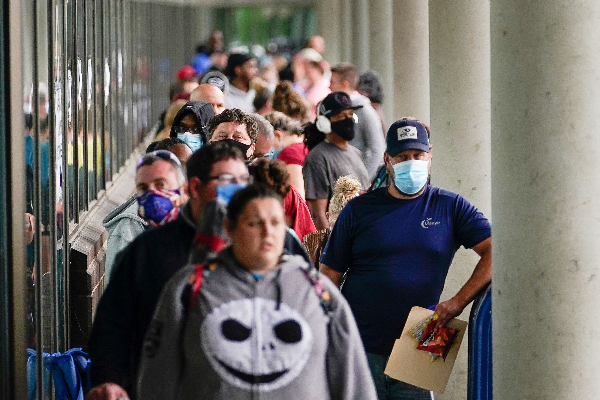 Hundreds of people line up outside a Kentucky Career Center hoping to find assistance with their unemployment claim in Frankfort, Kentucky, U.S. June 18, 2020. (REUTERS/Bryan Woolston)