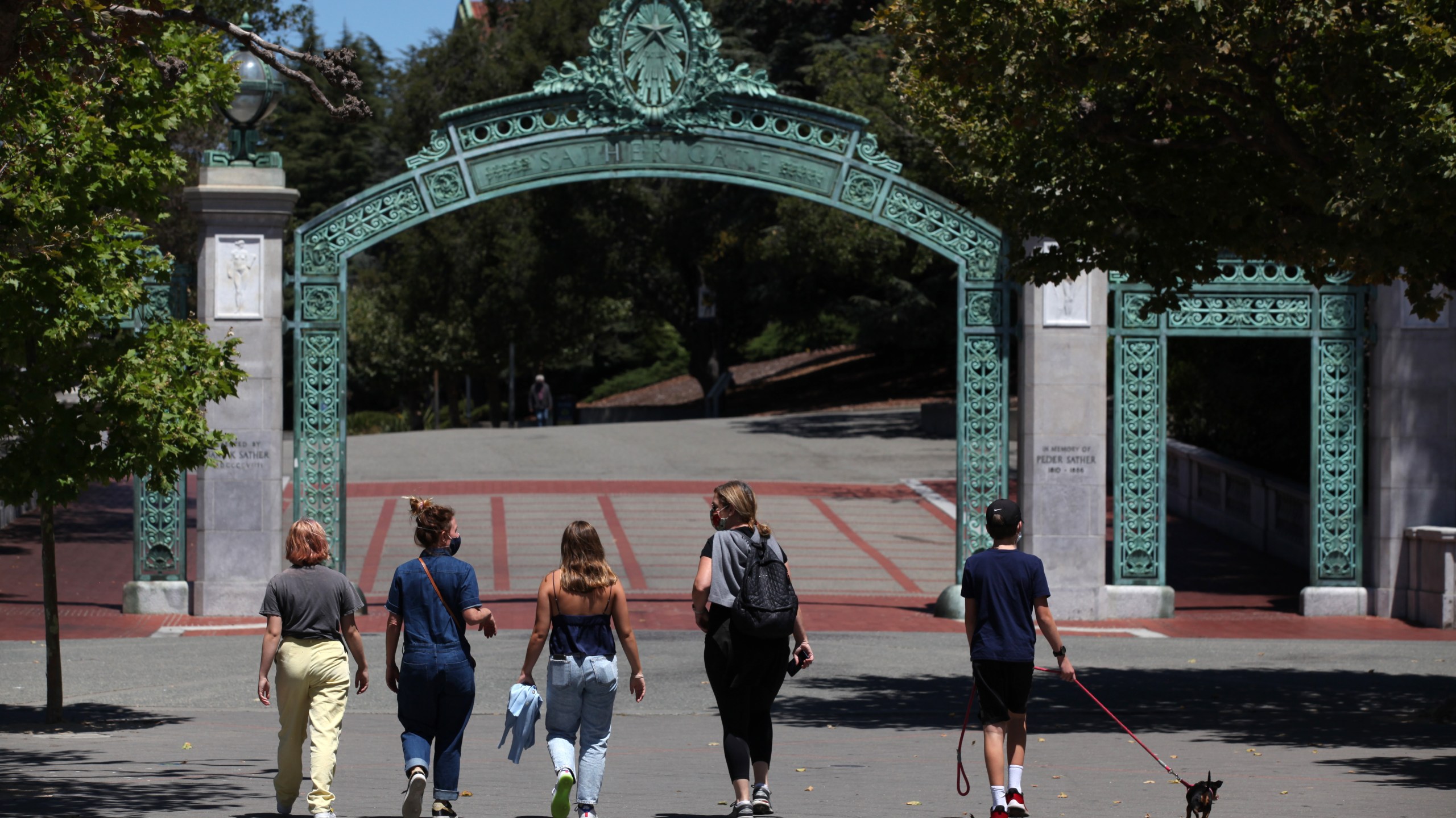 People walk towards Sather Gate on the UC Berkeley campus on July 22, 2020. (Justin Sullivan / Getty Images)