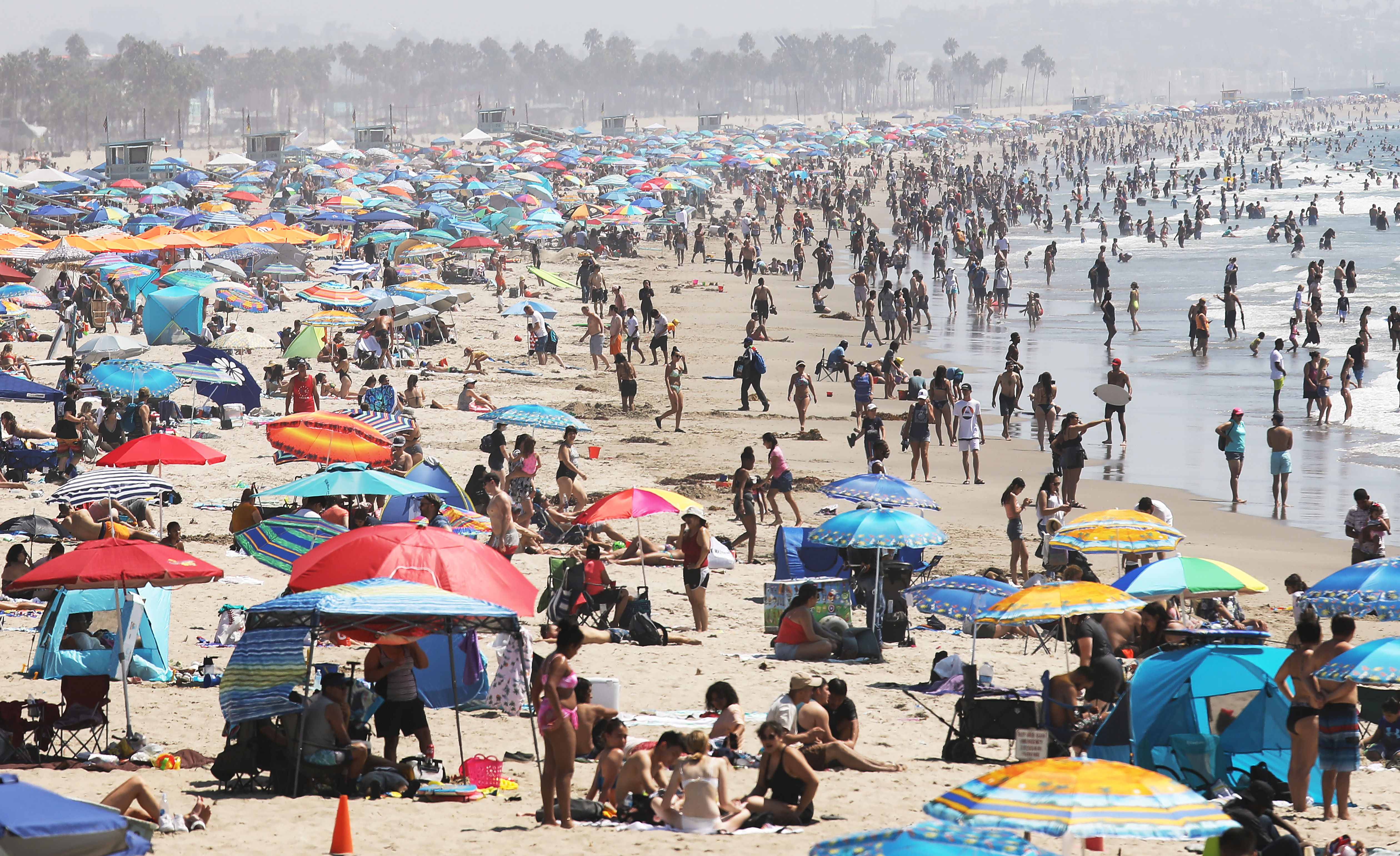 Visitors gather at Santa Monica beach amid a blistering heatwave. (Mario Tama/Getty Images)