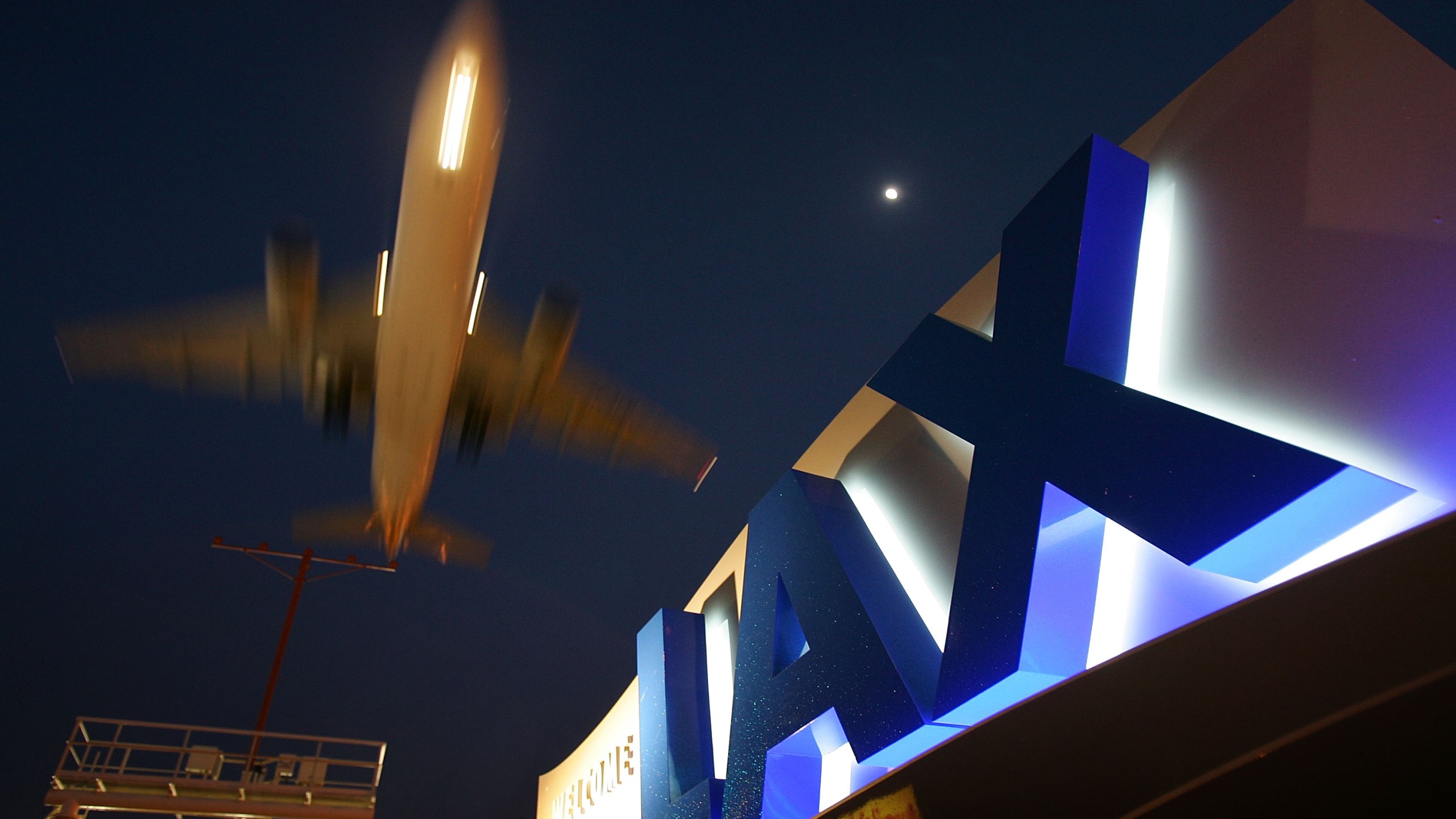 A jet comes in for landing at Los Angeles International Airport (LAX) on April 15, 2008, in Los Angeles. (David McNew/Getty Images)