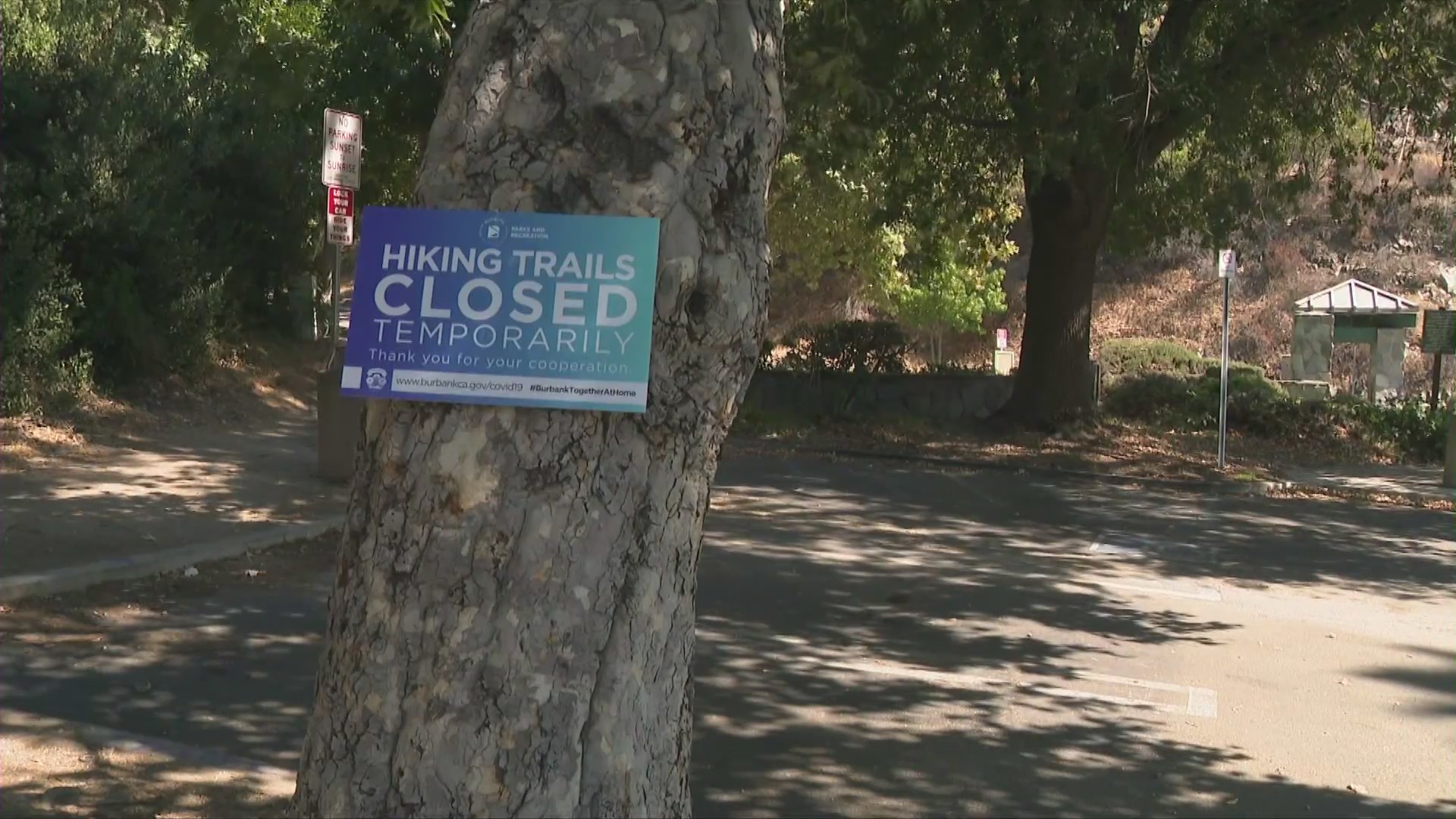 A sign reads "temporarily closed" in Burbank on Sept. 7, 2020. (KTLA)