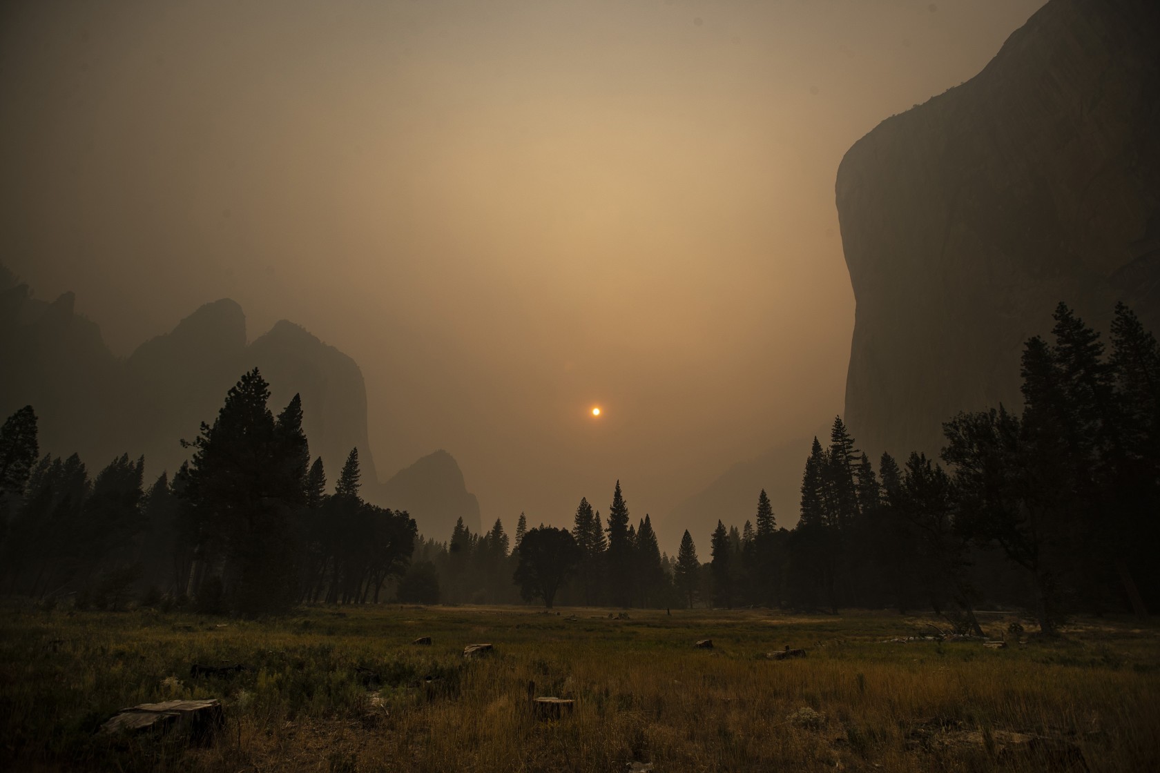 Thick smoke from multiple forest fires shrouds iconic El Capitan, at right, and the granite walls of Yosemite Valley on Sept. 20, 2020. (Brian van der Brug / Los Angeles Times)