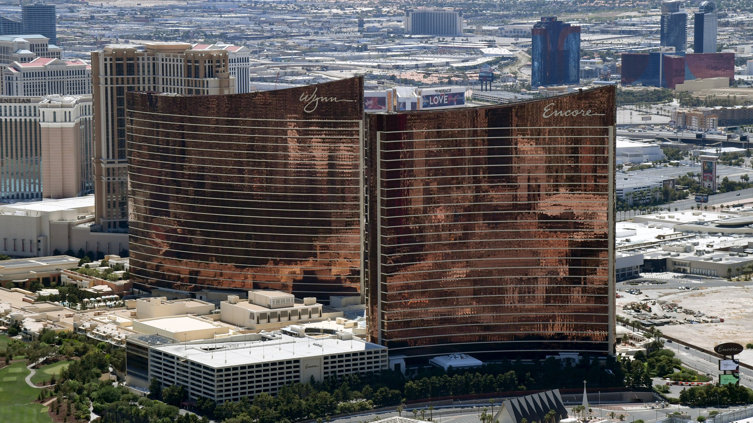 An aerial view shows Wynn Las Vegas (L) and Encore Las Vegas, both of which have been closed since March 17 in response to the coronavirus pandemic on May 21, 2020 in Las Vegas, Nevada. (Ethan Miller/Getty Images)