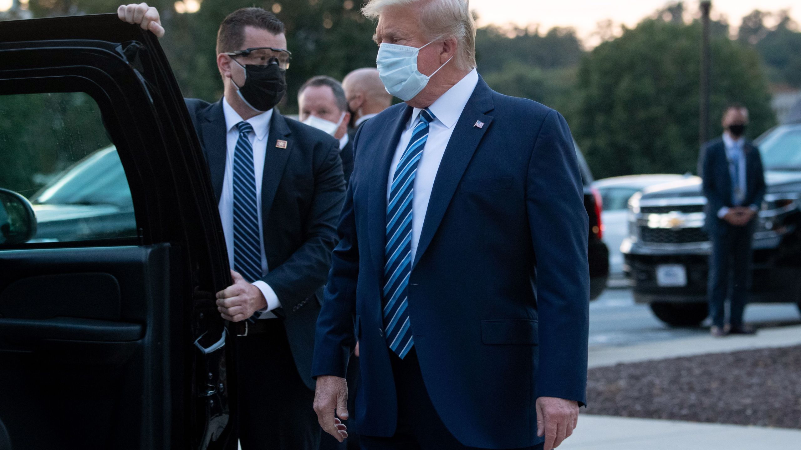 Donald Trump gets into a car as he leaves Walter Reed Medical Center in Bethesda, Maryland on Oct. 5, 2020, to return to the White House after being discharged. (SAUL LOEB/AFP via Getty Images)