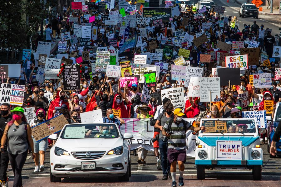 Demonstrate make their way through Los Angeles for the Women's March on Oct. 17, 2020. (APU GOMES/AFP via Getty Images)