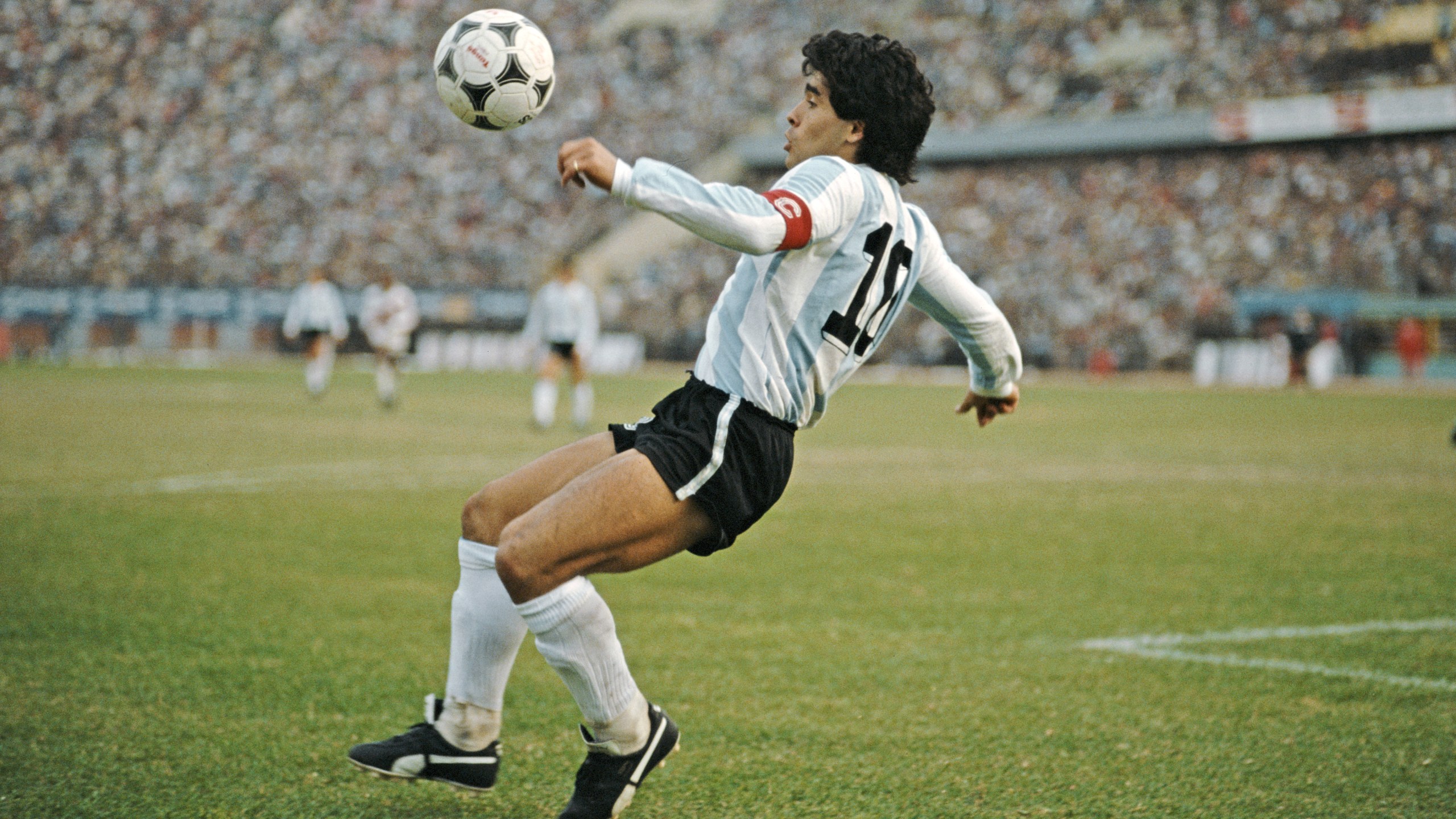 Argentina player Diego Maradona in action during a 1986 FIFA World Cup qualifying match against Peru at the National Stadium on June 23, 1985 in Lima, Peru. (David Cannon/Allsport/Getty Images/Hulton Archive)