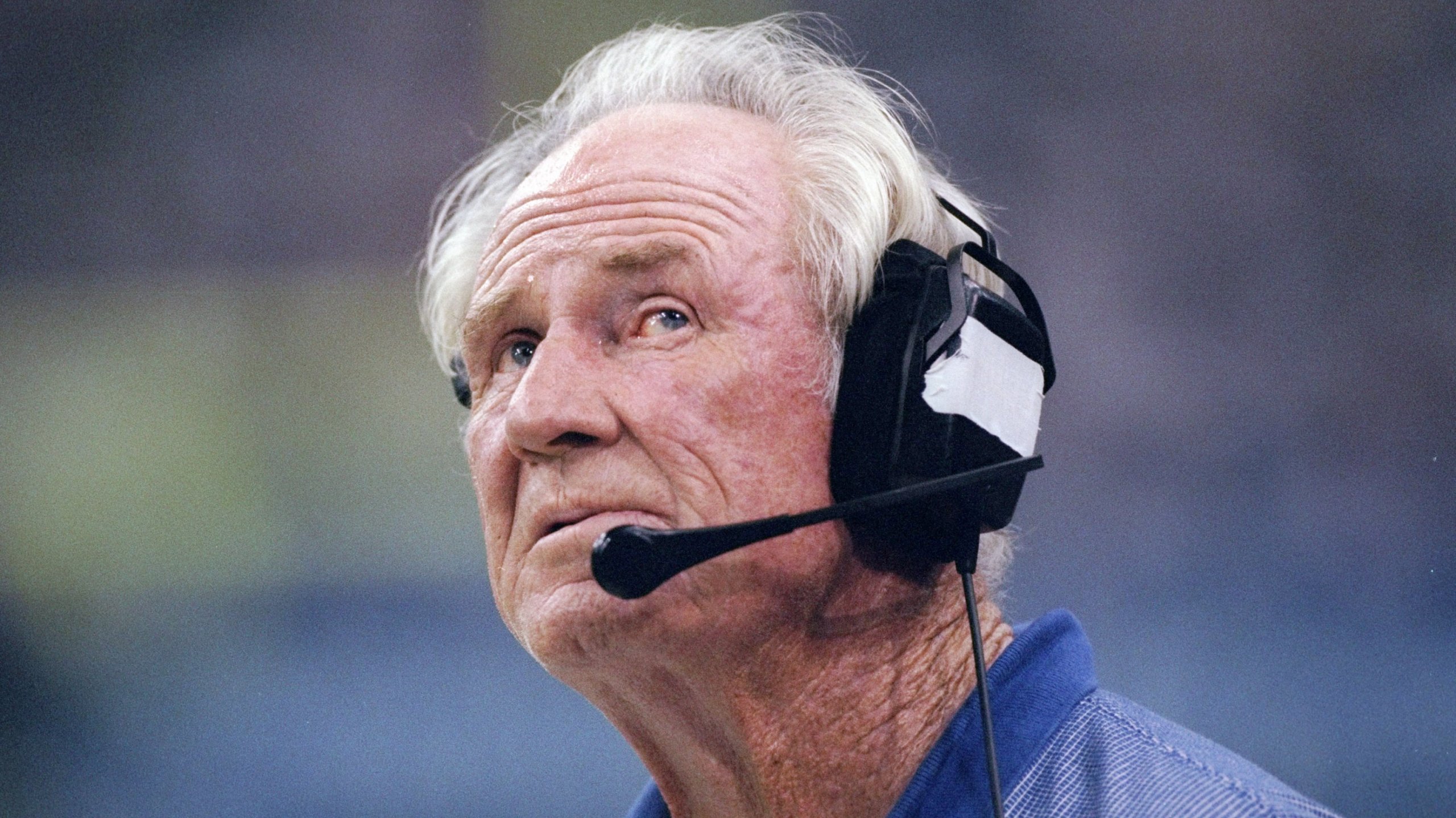 Offensive line coach Jim Hanifan of the St. Louis Rams watches his players on Aug 15, 1997, during a preseason game against the Dallas Cowboys at Texas Stadium in Irving, Texas. (Getty Images)