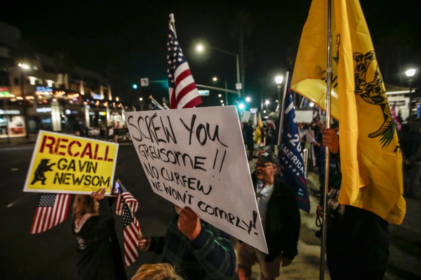 Hundreds gather at the Huntington Beach Pier on Saturday to protest state-mandated coronavirus restrictions.(Robert Gauthier / Los Angeles Times)