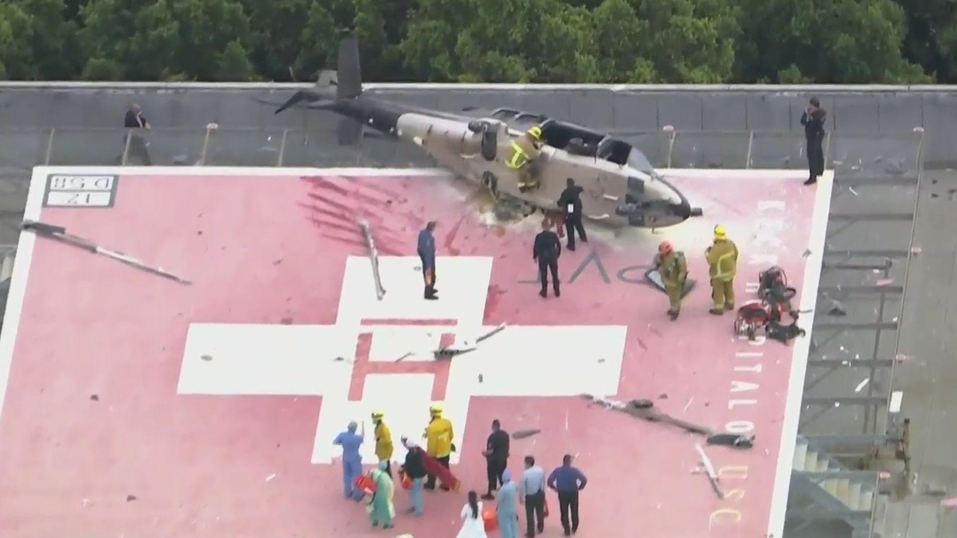 A helicopter sits on a helipad on the rooftop of Keck Hospital of USC in Boyle Heights moments after crash landing on Nov. 6, 2020. (KTLA)