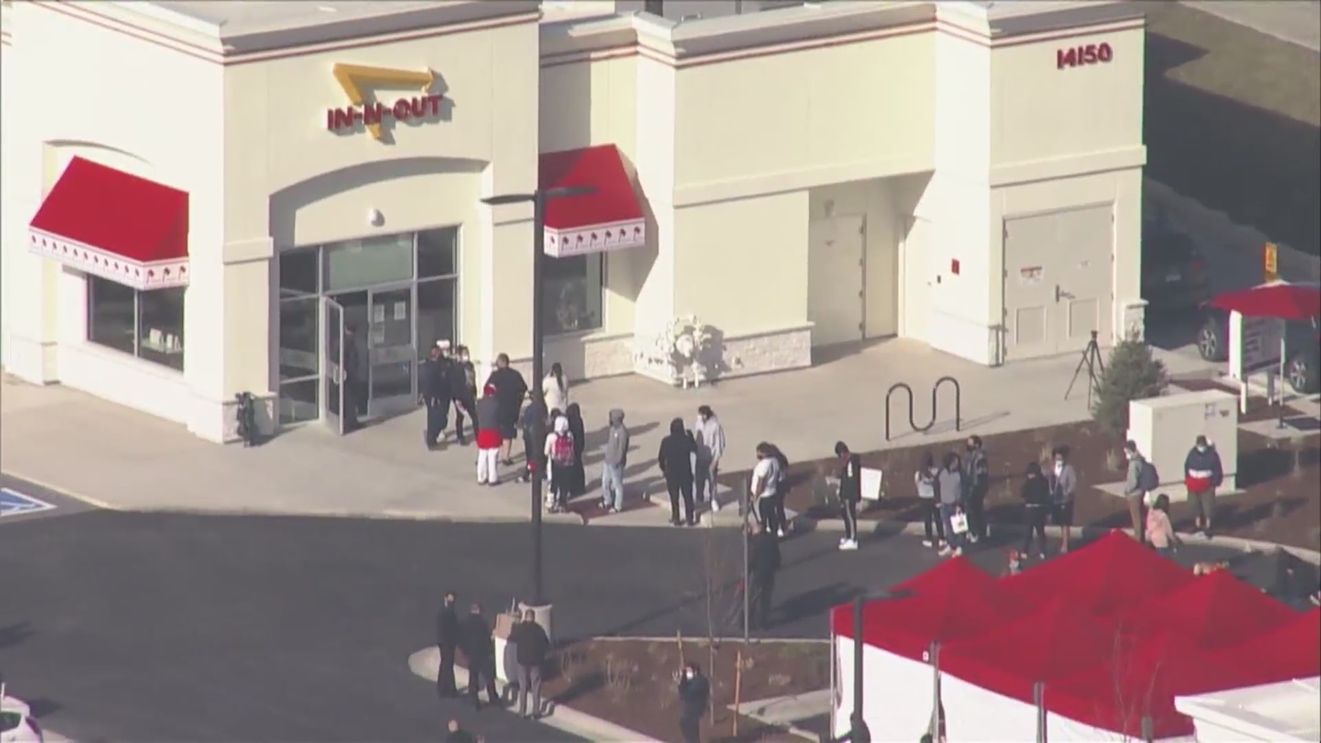 Customers at In-N-Out on it's opening day in Aurora. (Credit: KDVR)