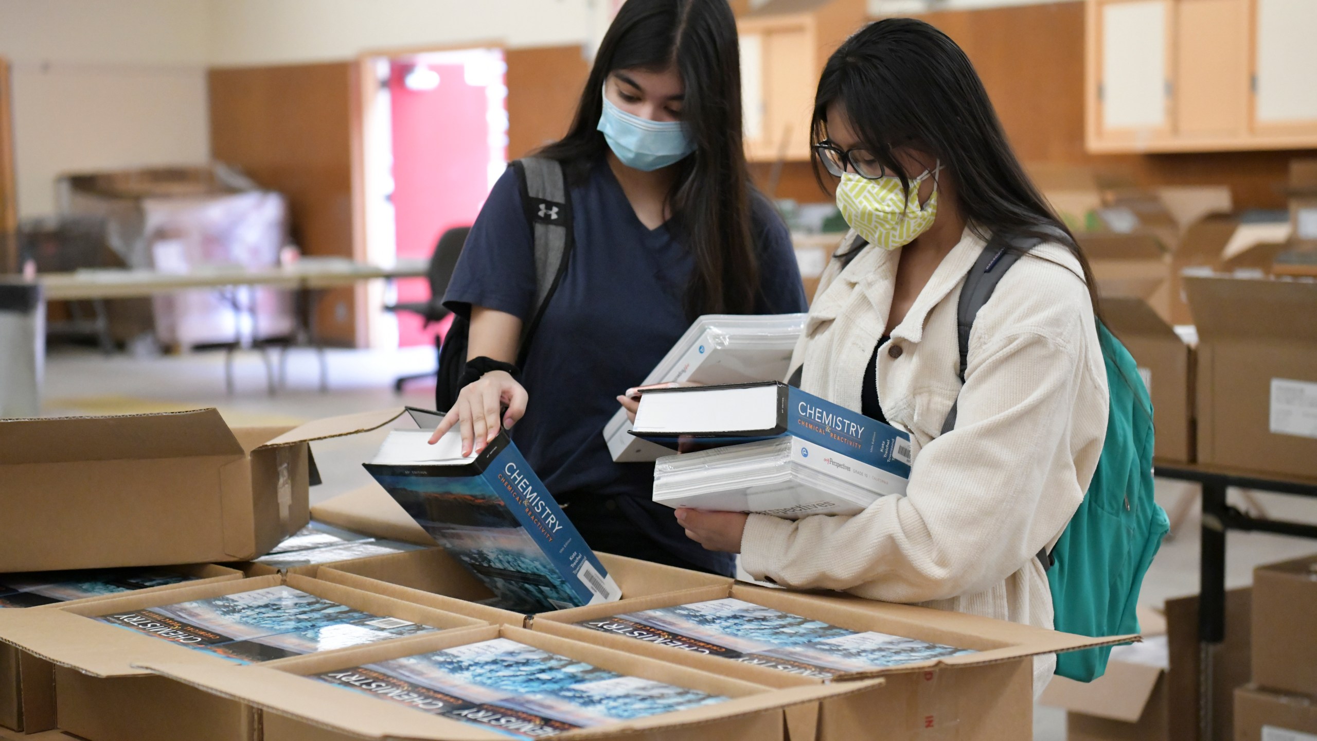 Students pick up their school books at Hollywood High School on Aug. 13, 2020 in Hollywood, California. (Rodin Eckenroth/Getty Images)