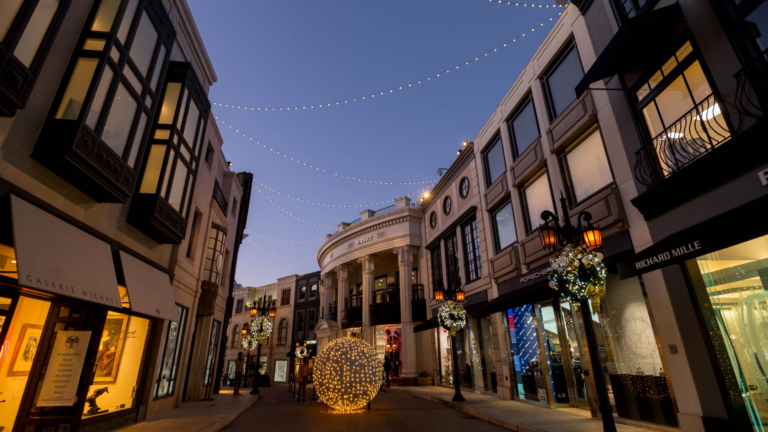 Holiday lights and decorations are seen in Beverly Hills on December 18, 2020 in Los Angeles, California. (Emma McIntyre/Getty Images)