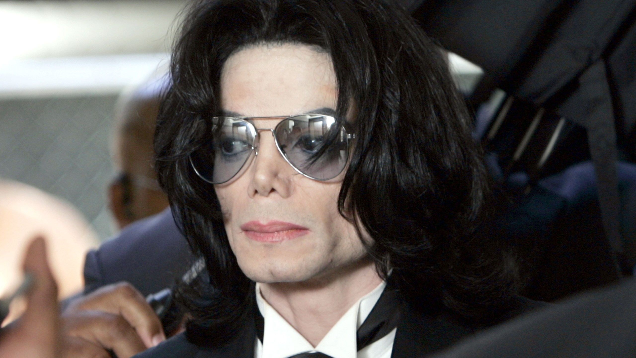 Michael Jackson prepares to enter the Santa Barbara County Superior Court in Santa Maria to hear the verdict read in his child molestation case on June 13, 2005. (Kevork Djansezian / Getty Images)