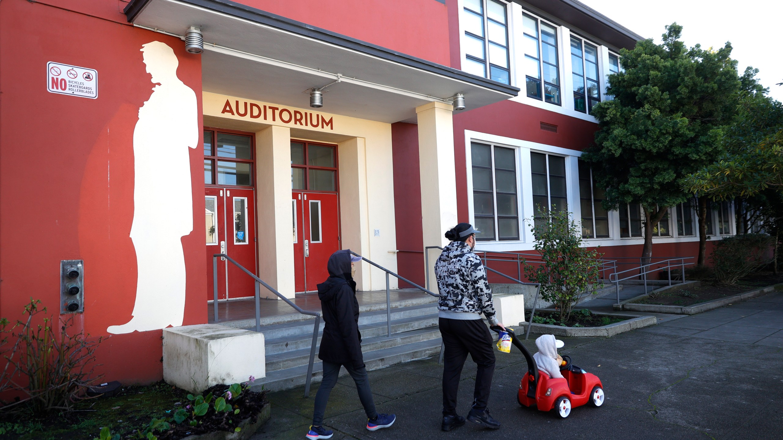 Pedestrians walk by a mural of Abraham Lincoln outside of Abraham Lincoln High School on Dec.17, 2020 in San Francisco, California. ( Justin Sullivan/Getty Images)