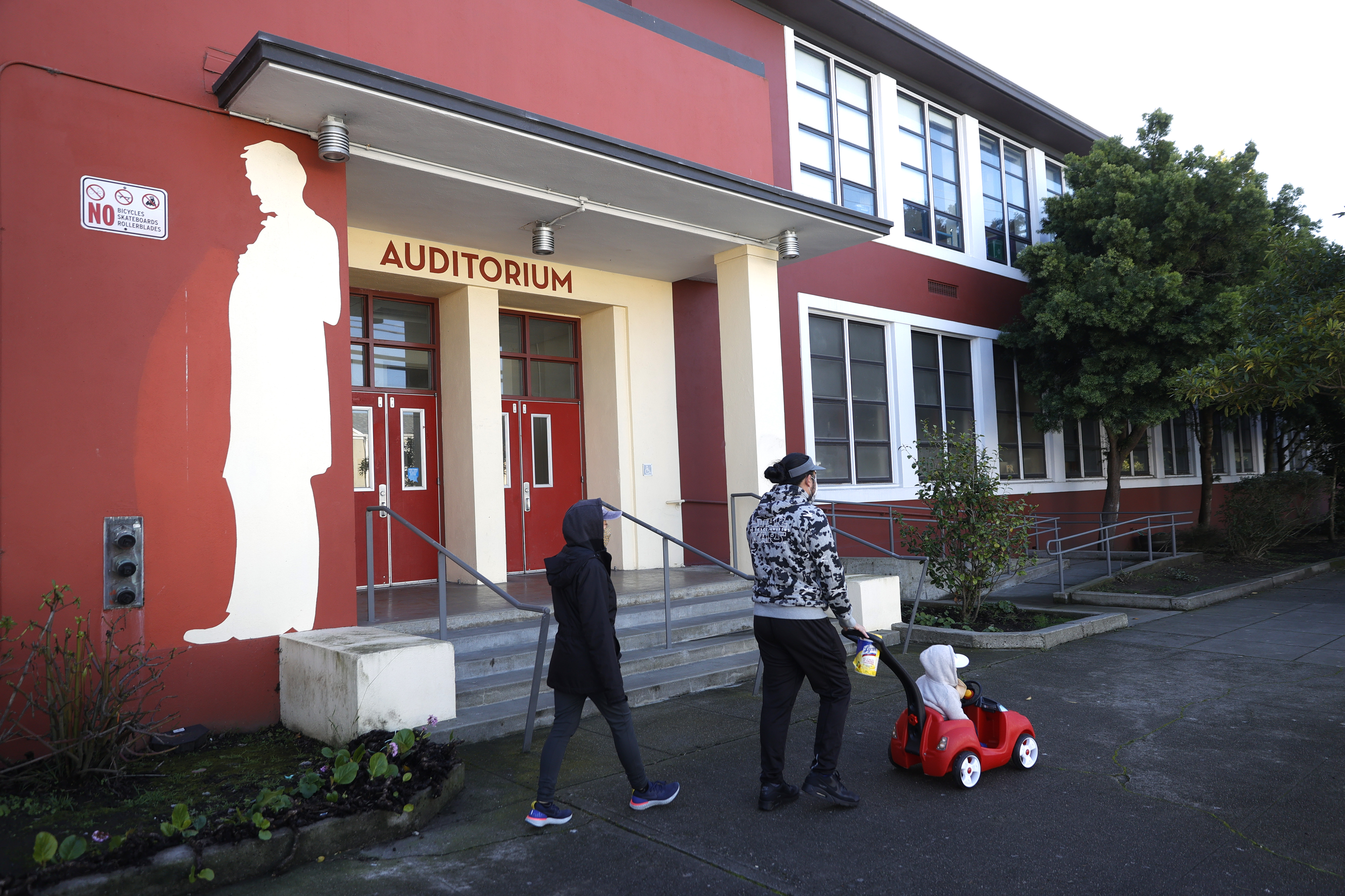 Pedestrians walk by a mural of Abraham Lincoln outside of Abraham Lincoln High School on Dec.17, 2020 in San Francisco, California. ( Justin Sullivan/Getty Images)