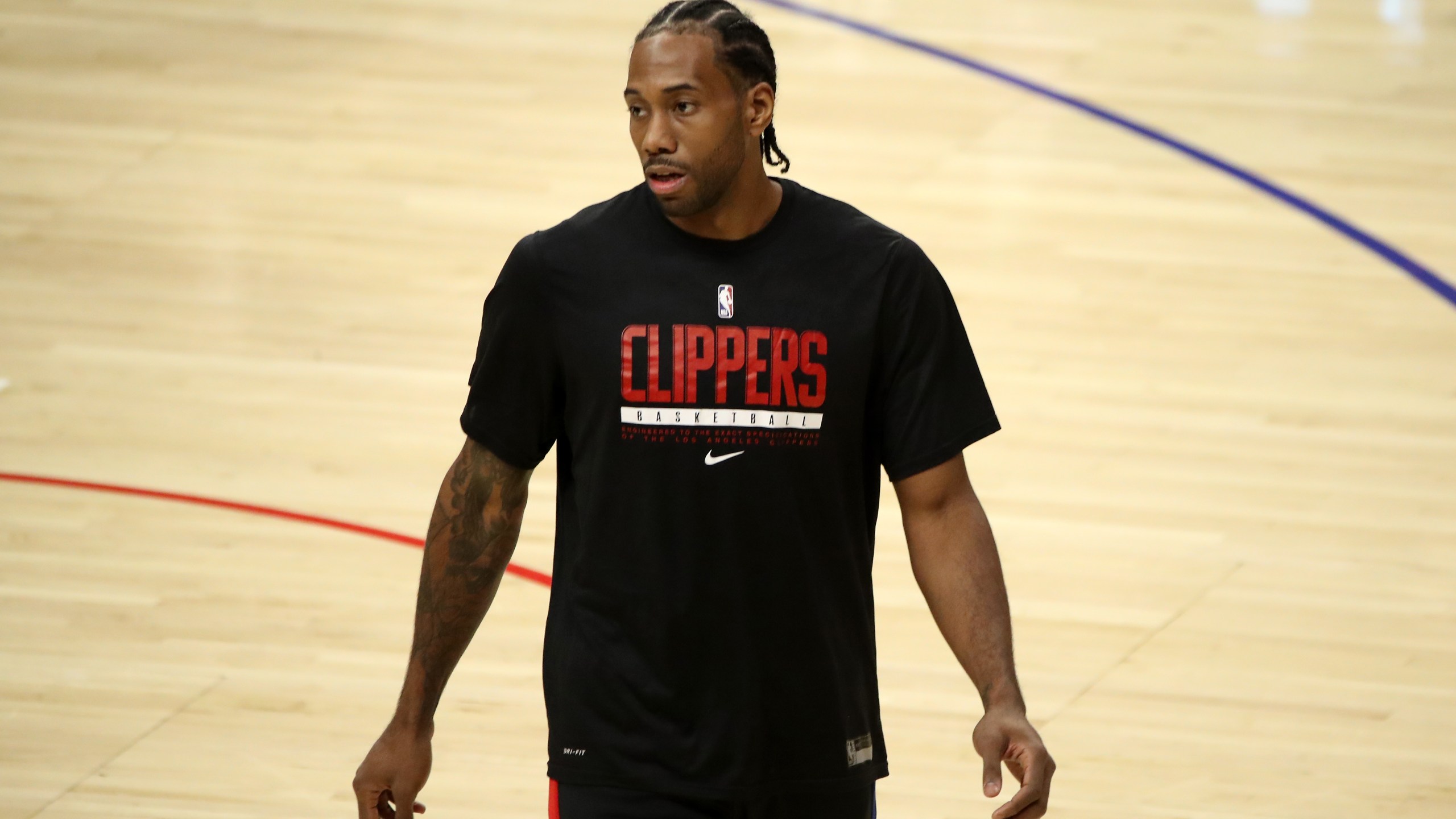 Kawhi Leonard of the L.A. Clippers warms up before the game against the Oklahoma City Thunder at Staples Center on Jan. 22, 2021 in Los Angeles. (Katelyn Mulcahy/Getty Images)