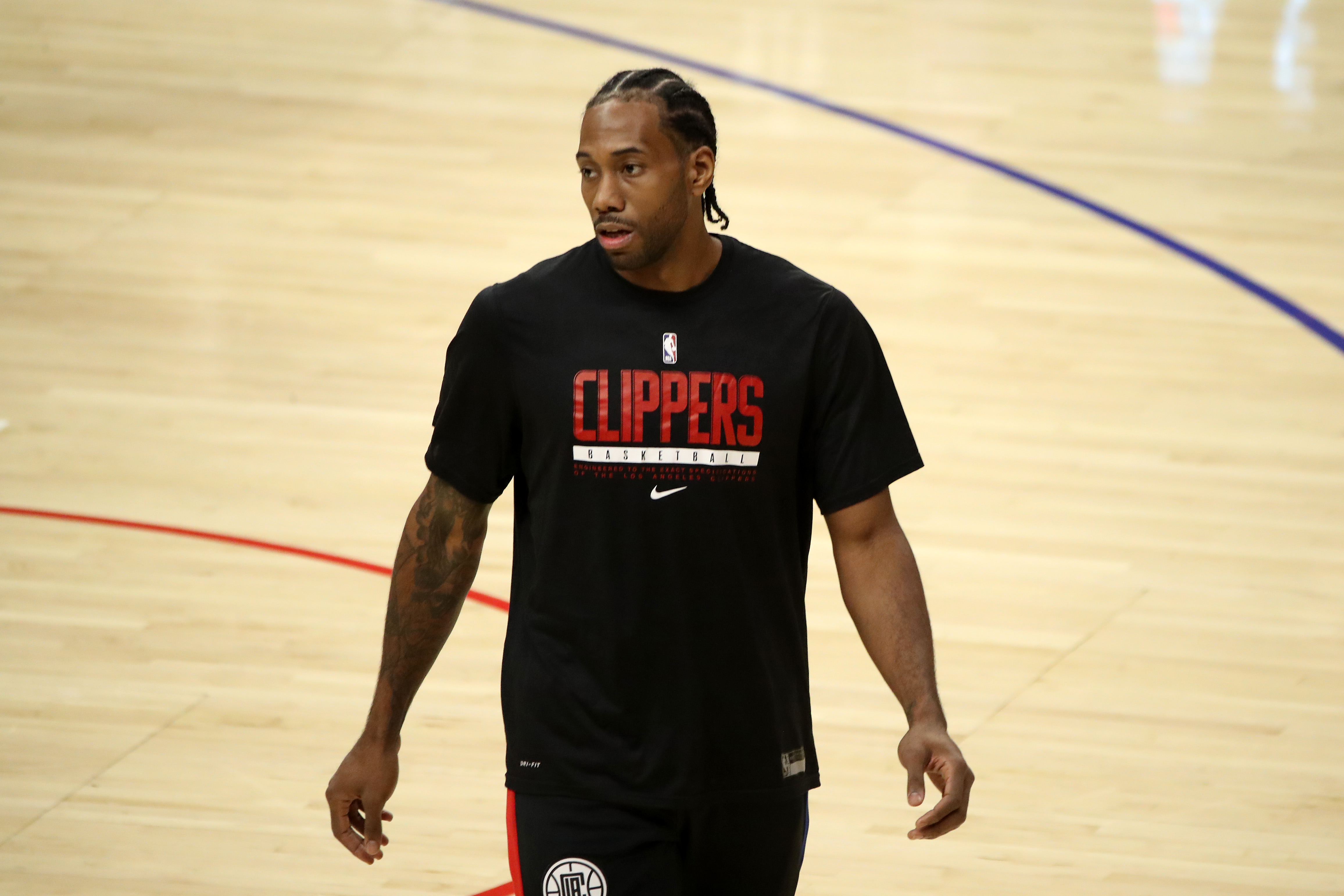 Kawhi Leonard of the L.A. Clippers warms up before the game against the Oklahoma City Thunder at Staples Center on Jan. 22, 2021 in Los Angeles. (Katelyn Mulcahy/Getty Images)