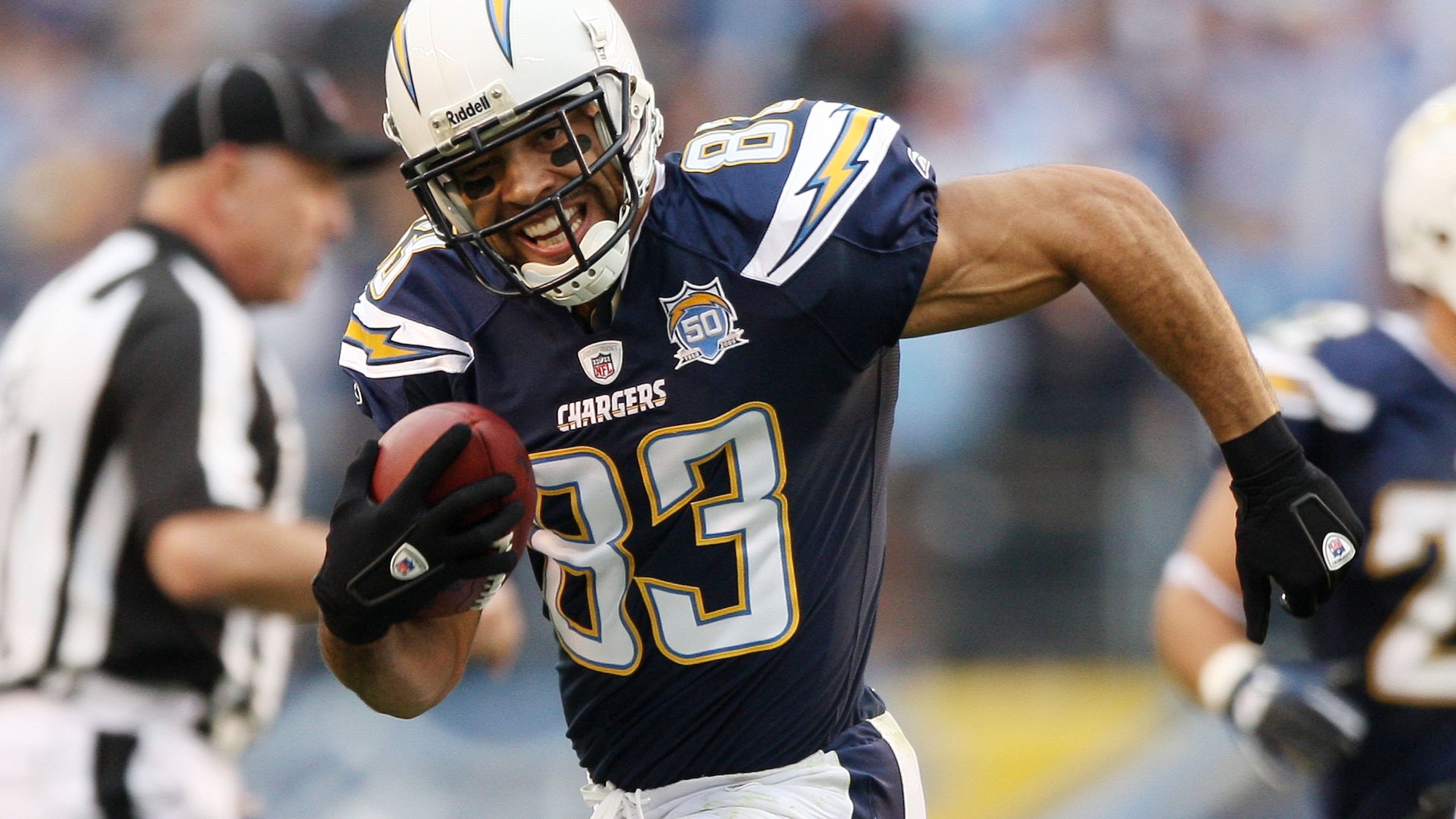 Wide receiver Vincent Jackson of the San Diego Chargers runs with the ball after a catch against the New York Jets during AFC Divisional Playoff Game at Qualcomm Stadium on January 17, 2010 in San Diego. (Donald Miralle/Getty Images)